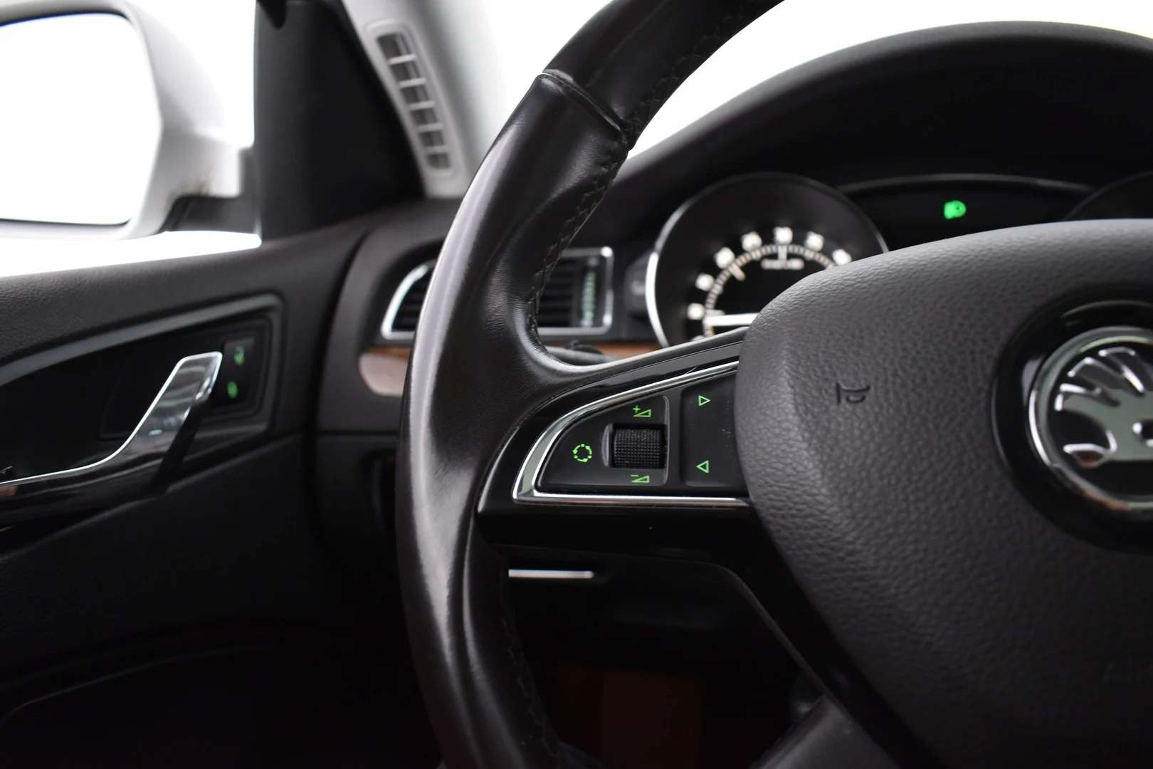 Car Image - MS4iWvbiEdivxwB4uEoip
