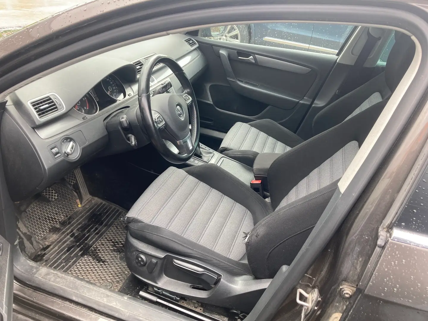 Car Image - 2Nn6Iu4PVUOXftUpdvL6DN