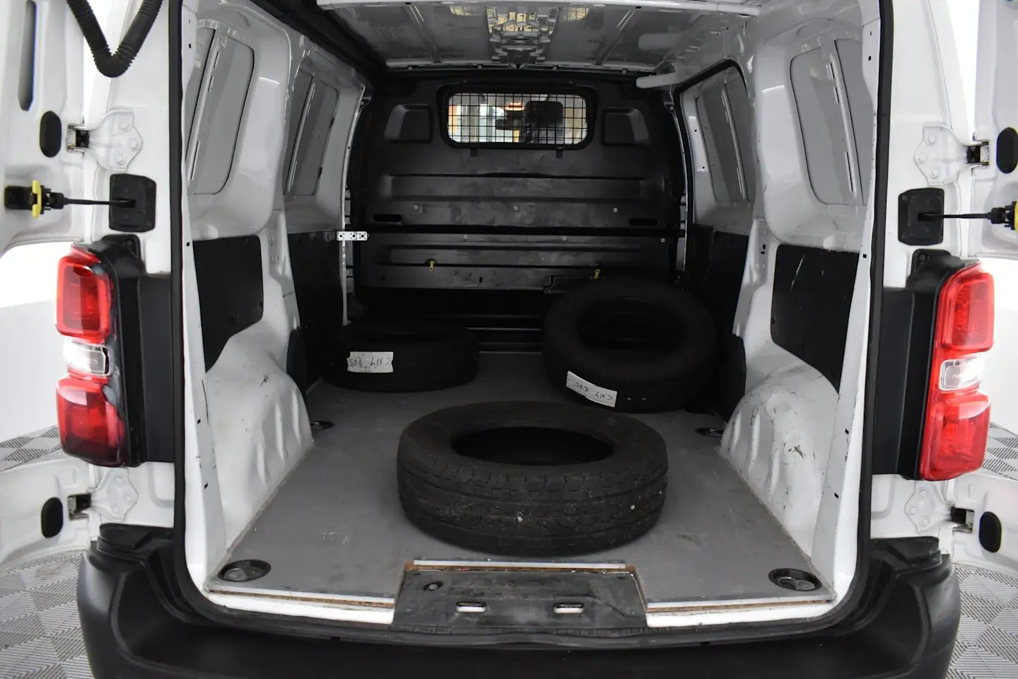 Car Image - M6orMXXj3ahHt55S8Pvyv