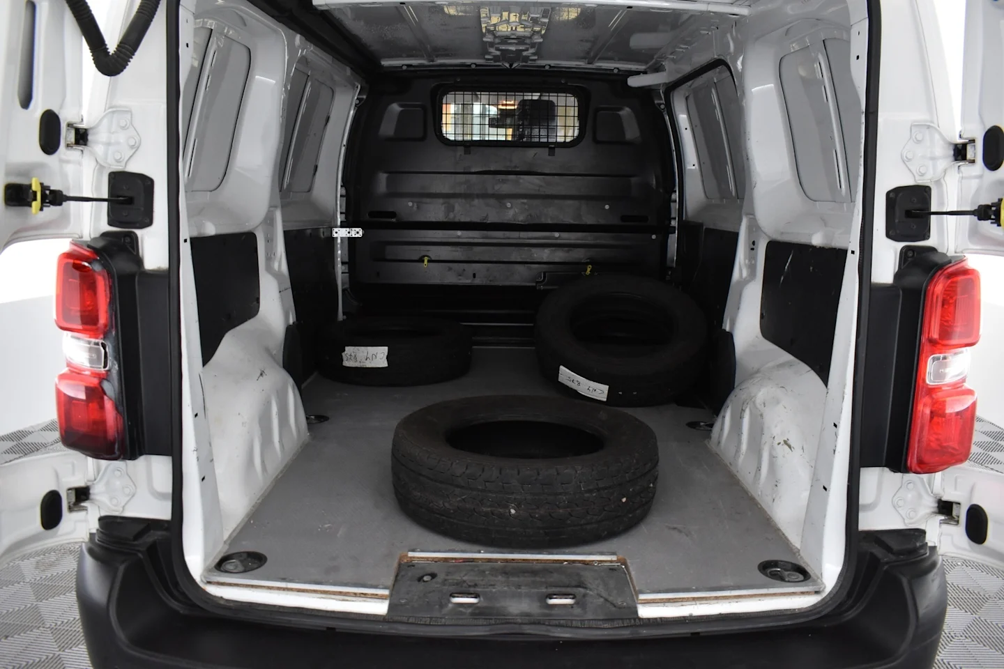 Car Image - M6orMXXj3ahHt55S8Pvyv