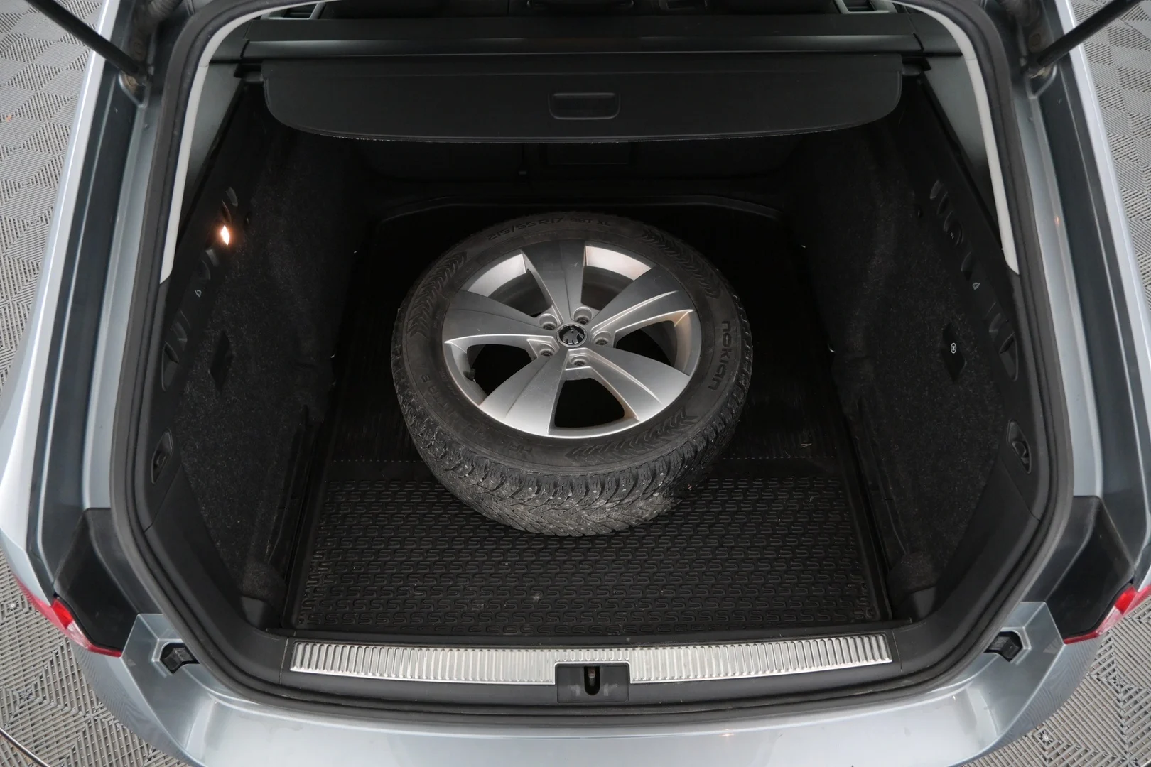 Car Image - 1ryeP99802bNxZPNWdk3Ng