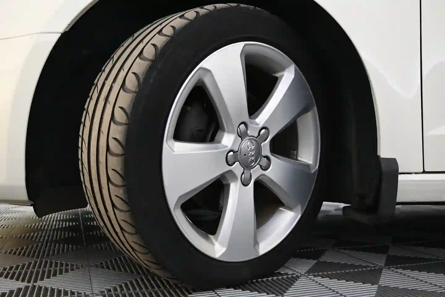Car Image - 3V7yQg04JahpblBfgHqd2J