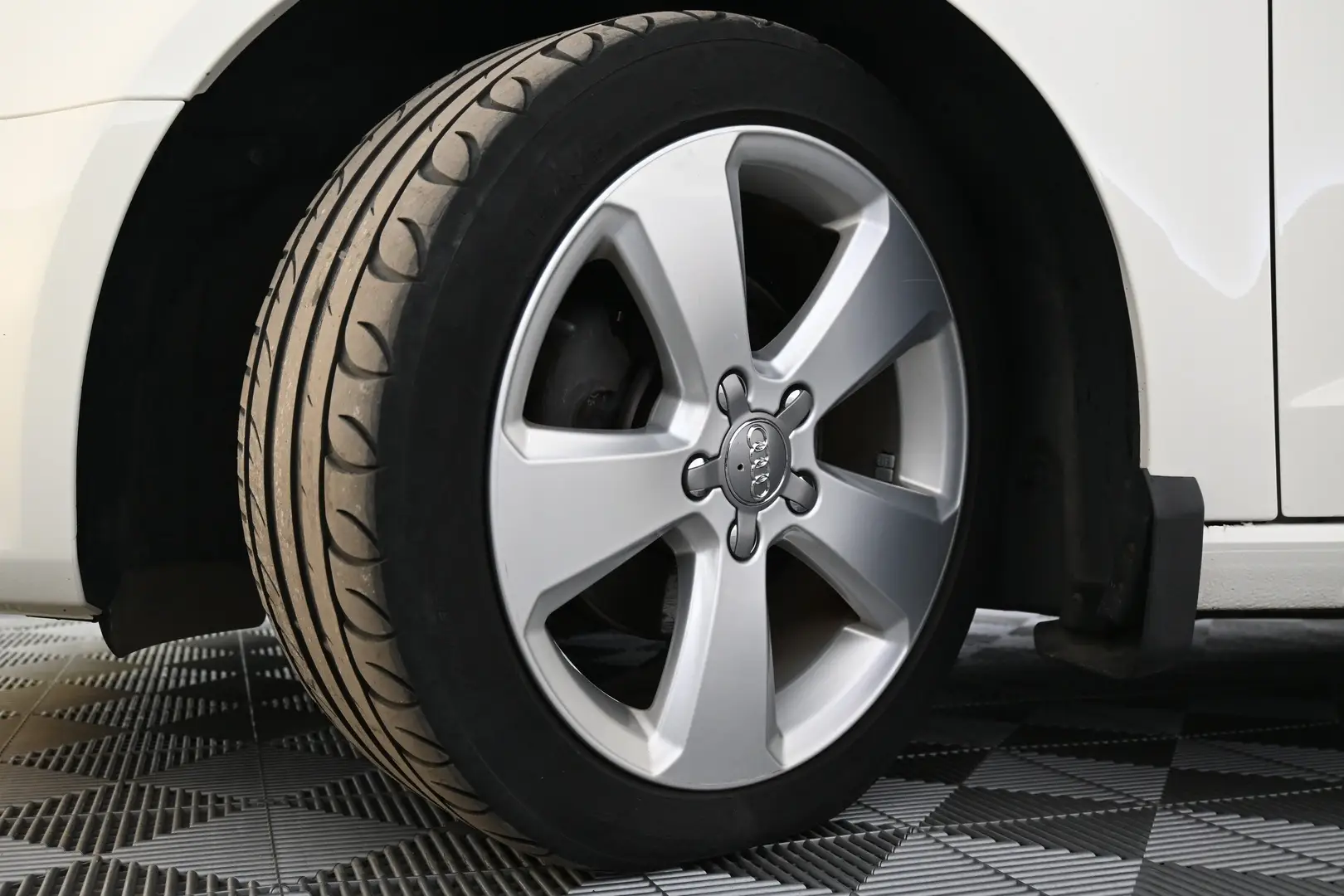 Car Image - 3V7yQg04JahpblBfgHqd2J
