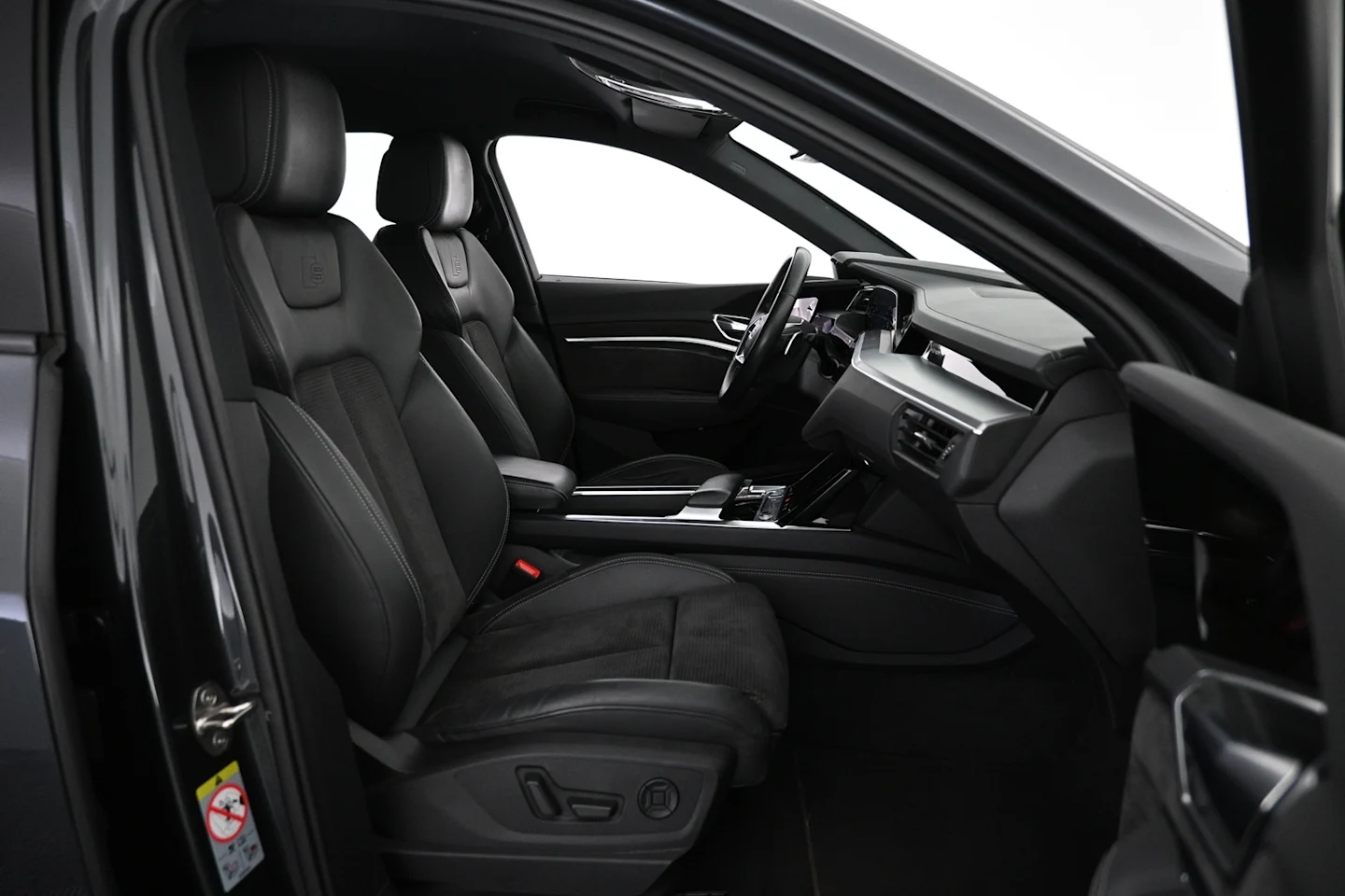 Car Image - 1DVlsTHozufysu1vHwMZIL