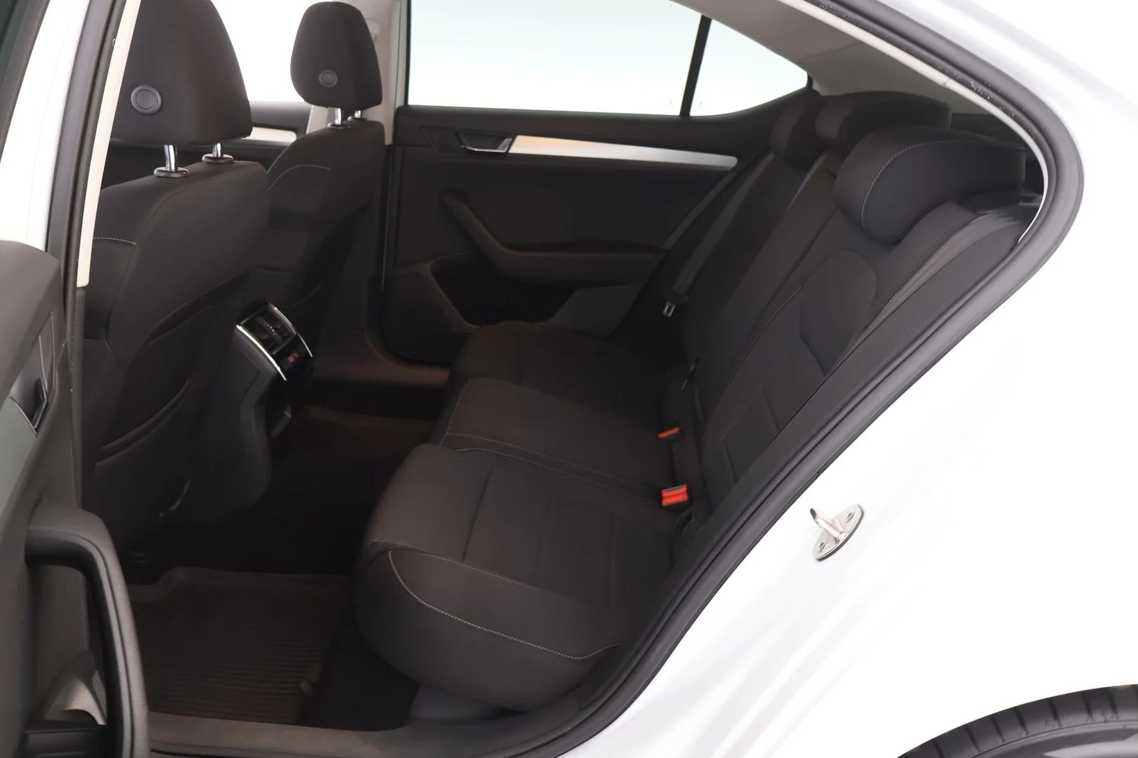 Car Image - 6KzEWNFsrb1lSSNhStfaI8