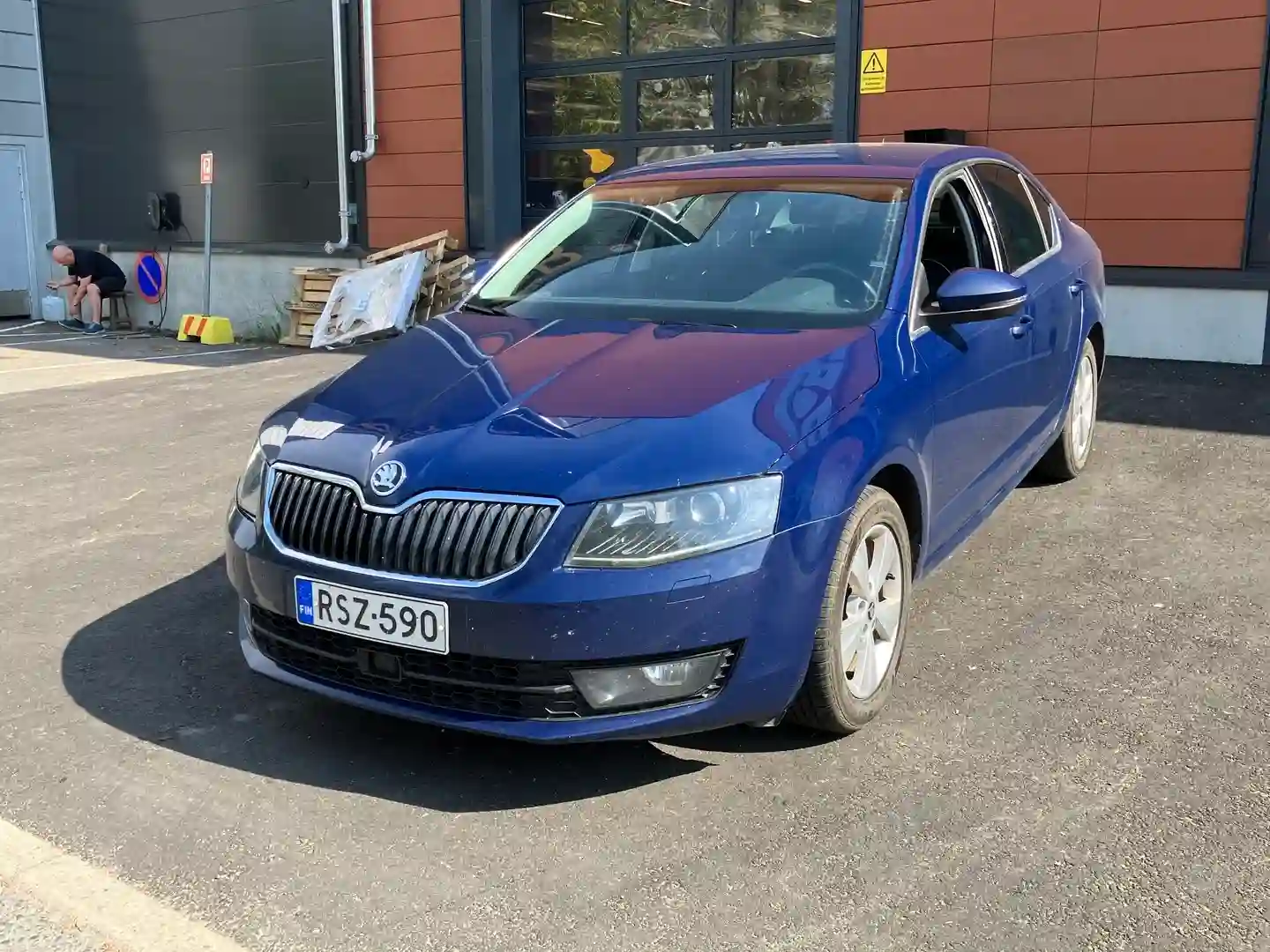 Car Image - 72SFiUHqw3k0LLy9IqUhzn
