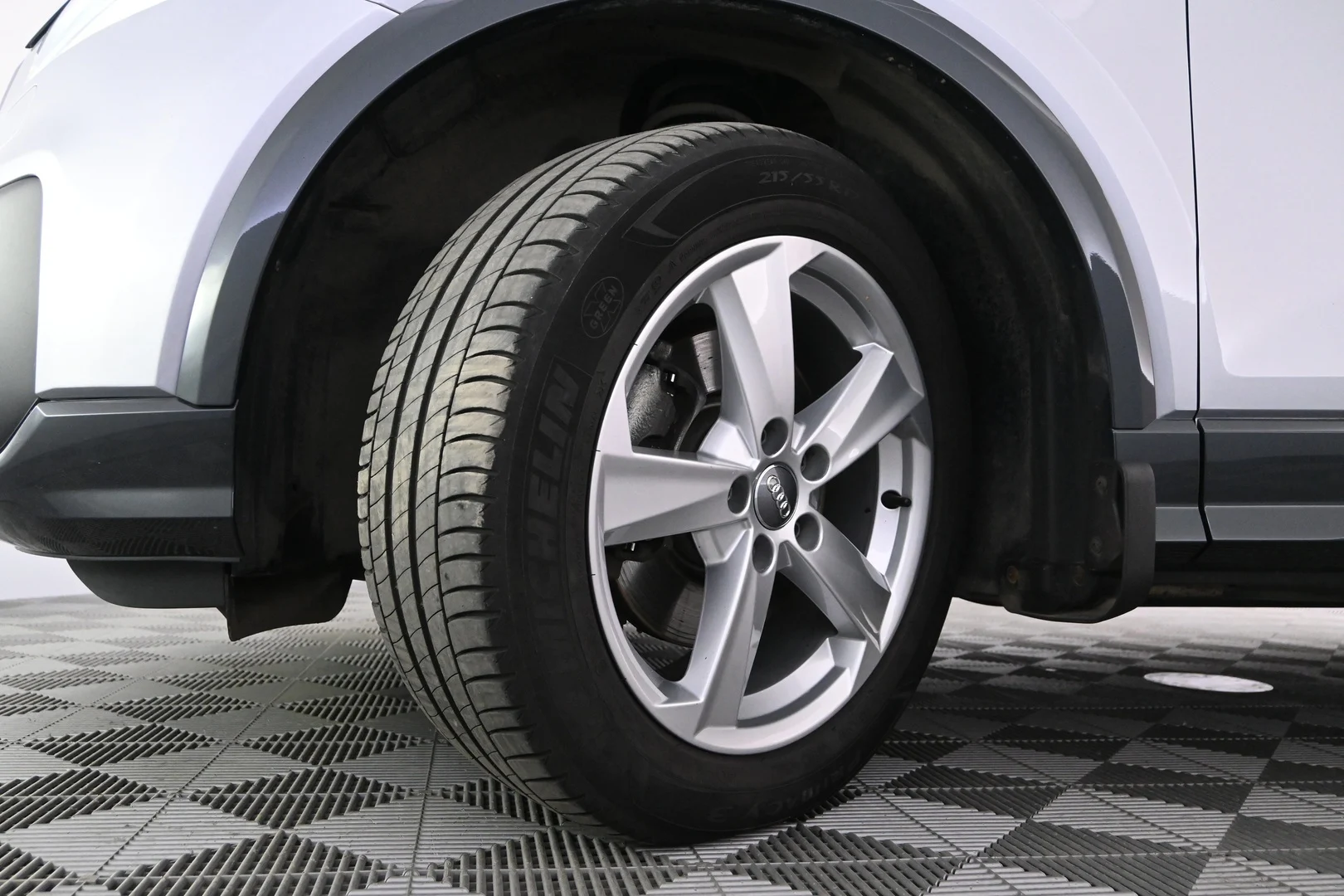Car Image - XWwBGPBwsnWUfvbqR3xn0