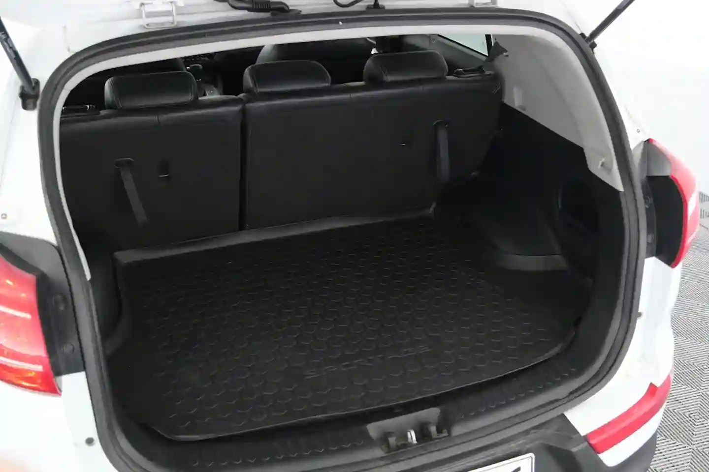 Car Image - 73PAwVeUq8kW6WIhGqDCLI