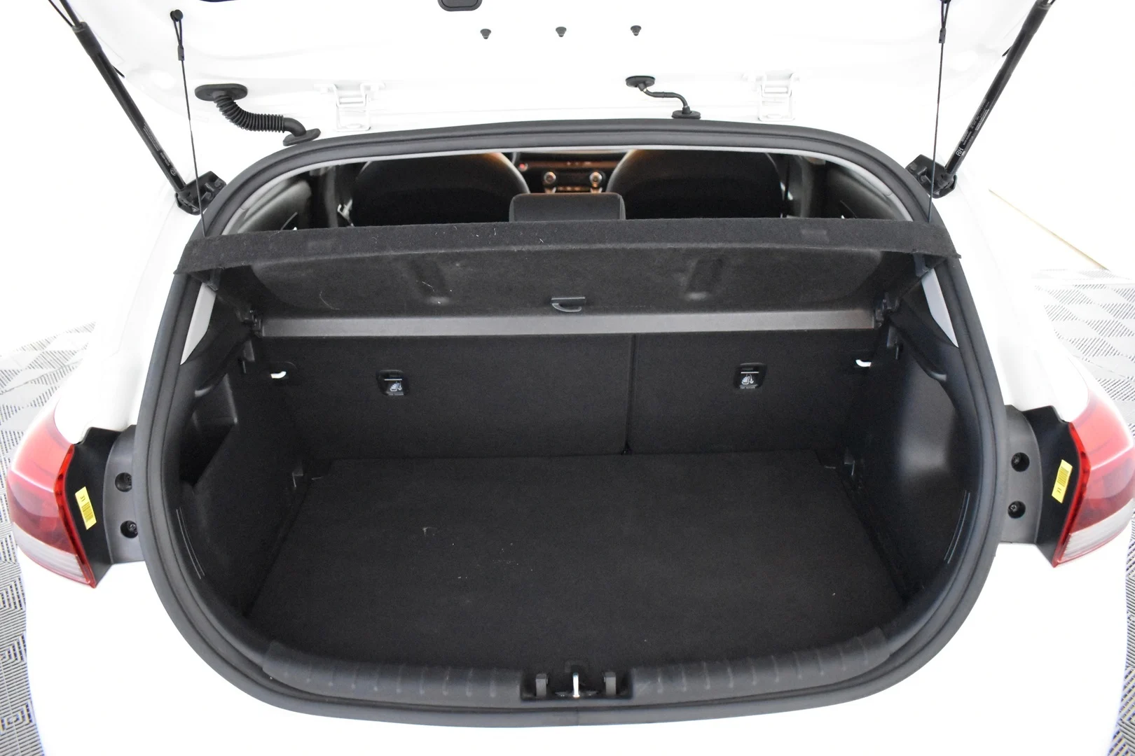 Car Image - 4vZ7qYInaGA76tAE25AU22