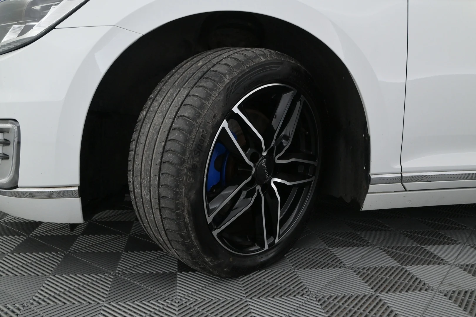 Car Image - 608Y6BgCis1zR3TM3gtPPL