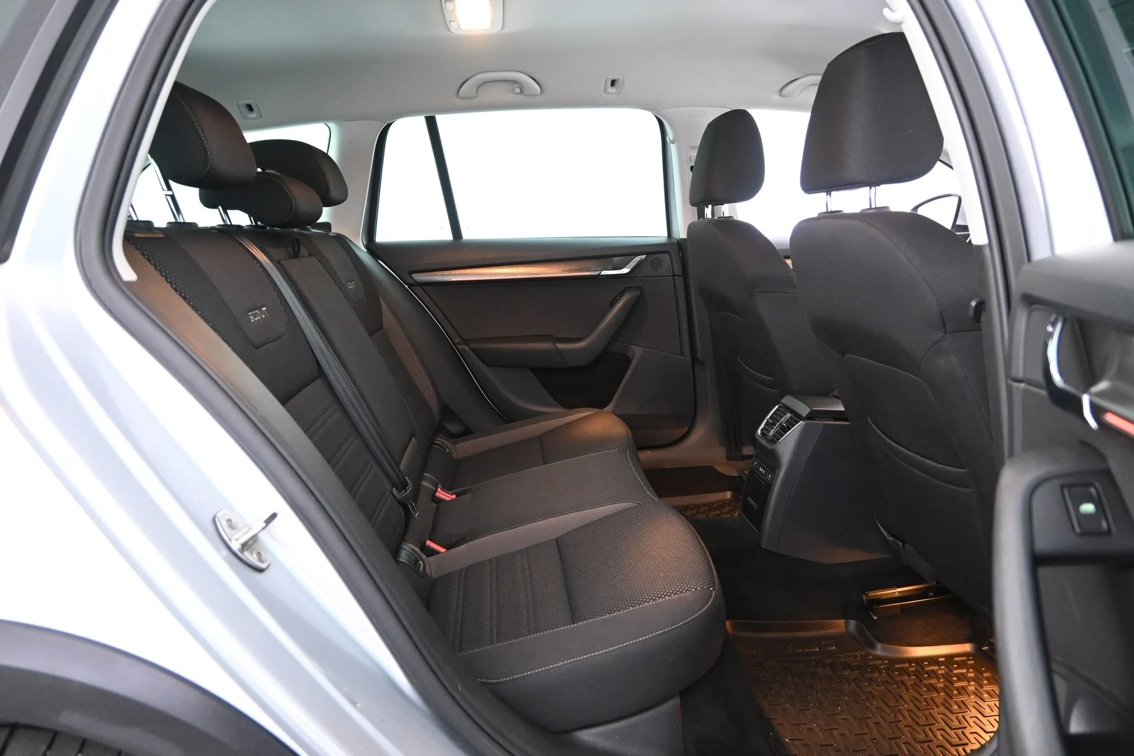 Car Image - 2EAXY62BmJhih89aCnbWM8