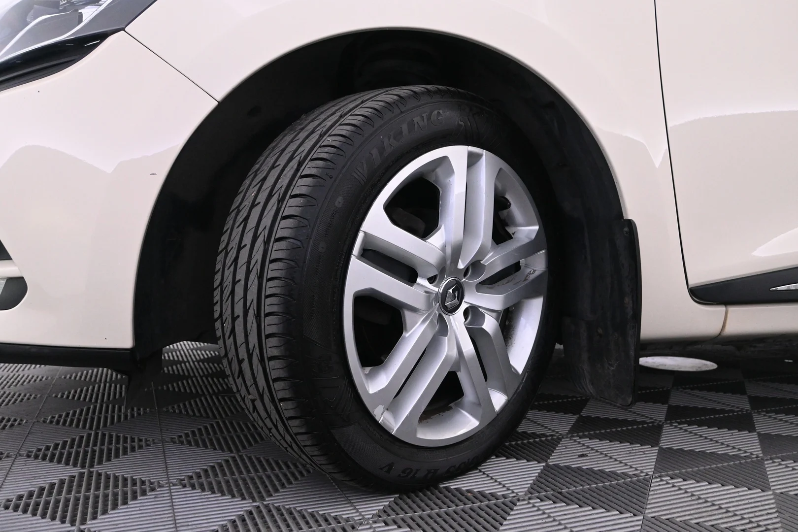 Car Image - 6I7uve8skDUnesyKcv6qs7