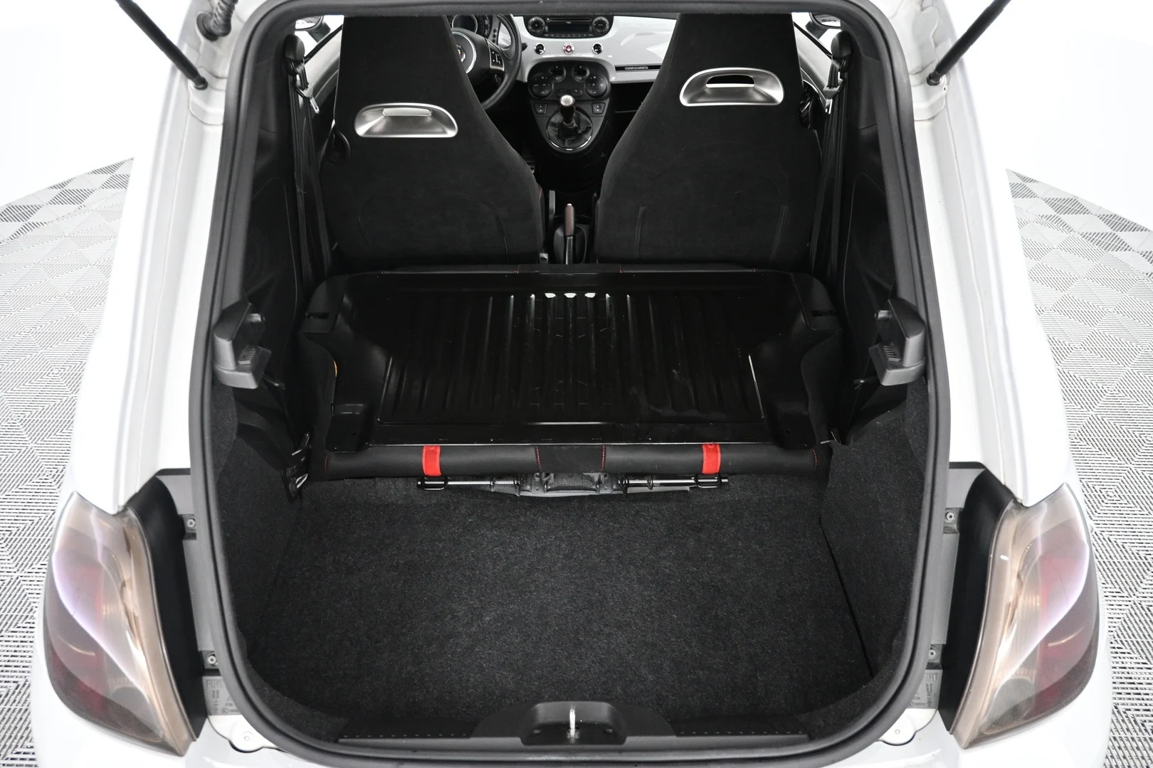 Car Image - oKVR2MVfsATWLC3ML7oFI