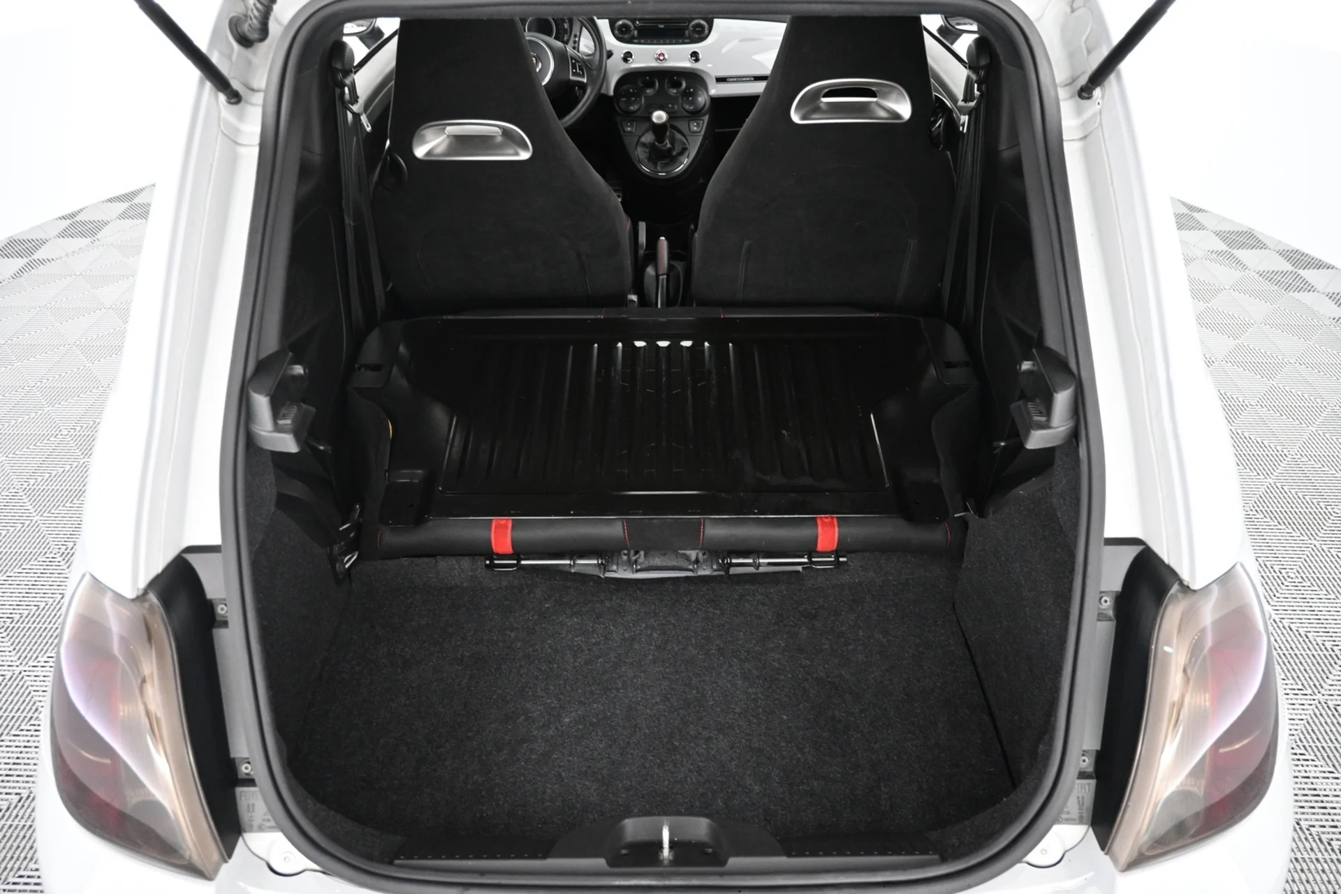 Car Image - oKVR2MVfsATWLC3ML7oFI