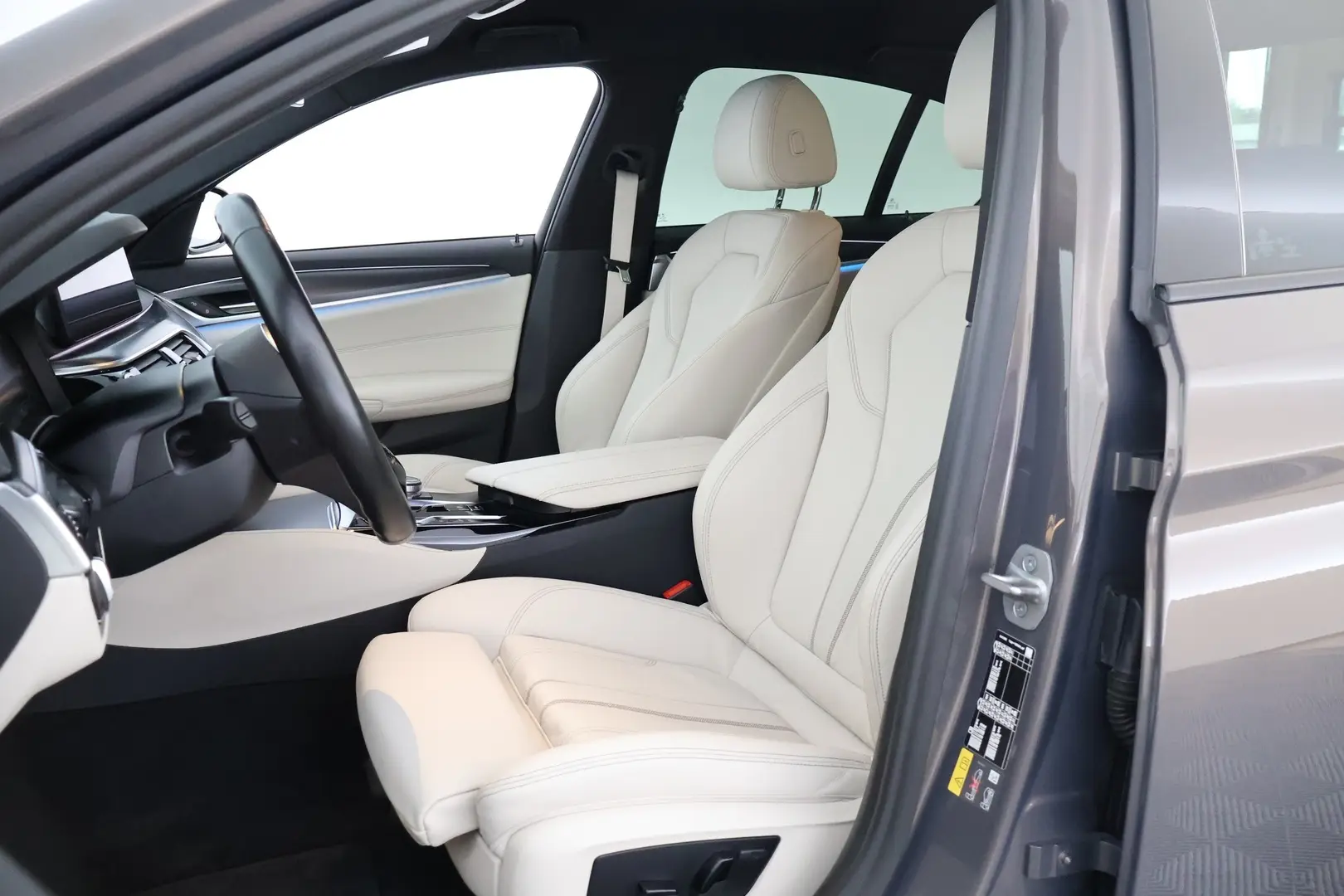 Car Image - Djc6MNlO7fIsLBGbGnamb