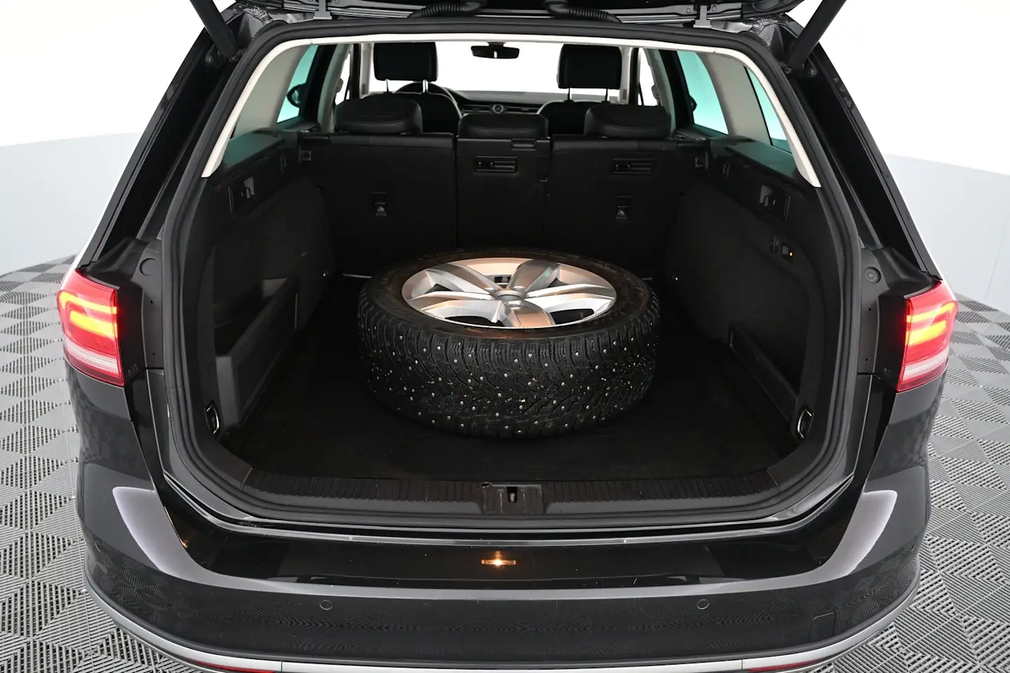 Car Image - 1FBi9mCdycl7sjD6C6FxyT