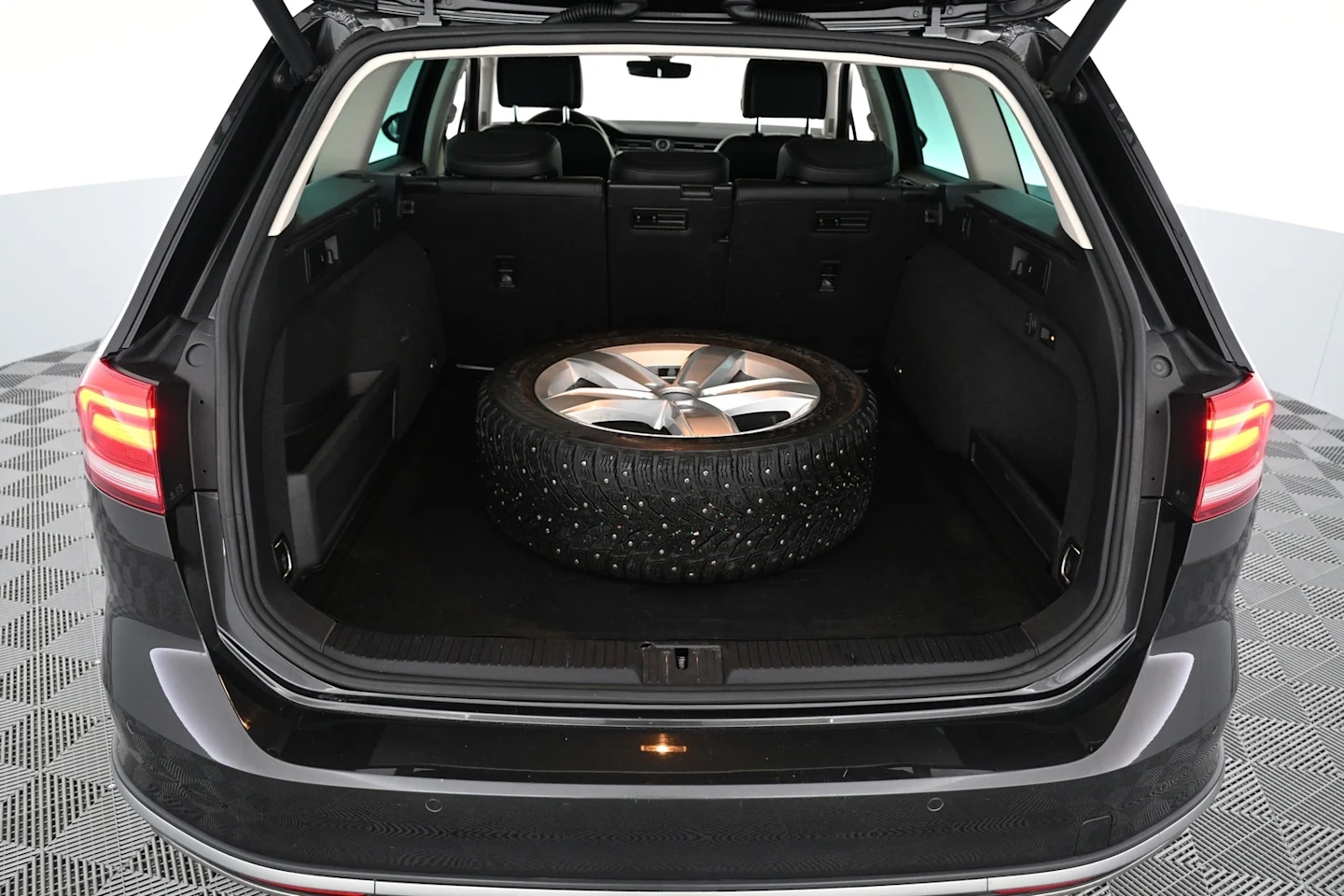 Car Image - 1FBi9mCdycl7sjD6C6FxyT