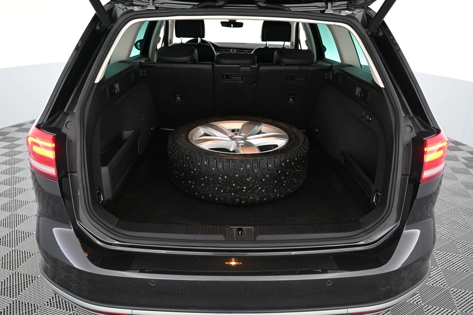 Car Image - 1FBi9mCdycl7sjD6C6FxyT