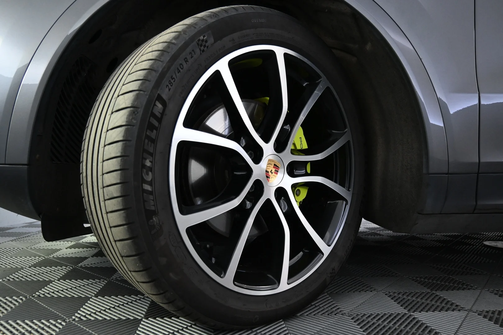 Car Image - 5mUsJwtG5P0Ugz4Ym8yZGq