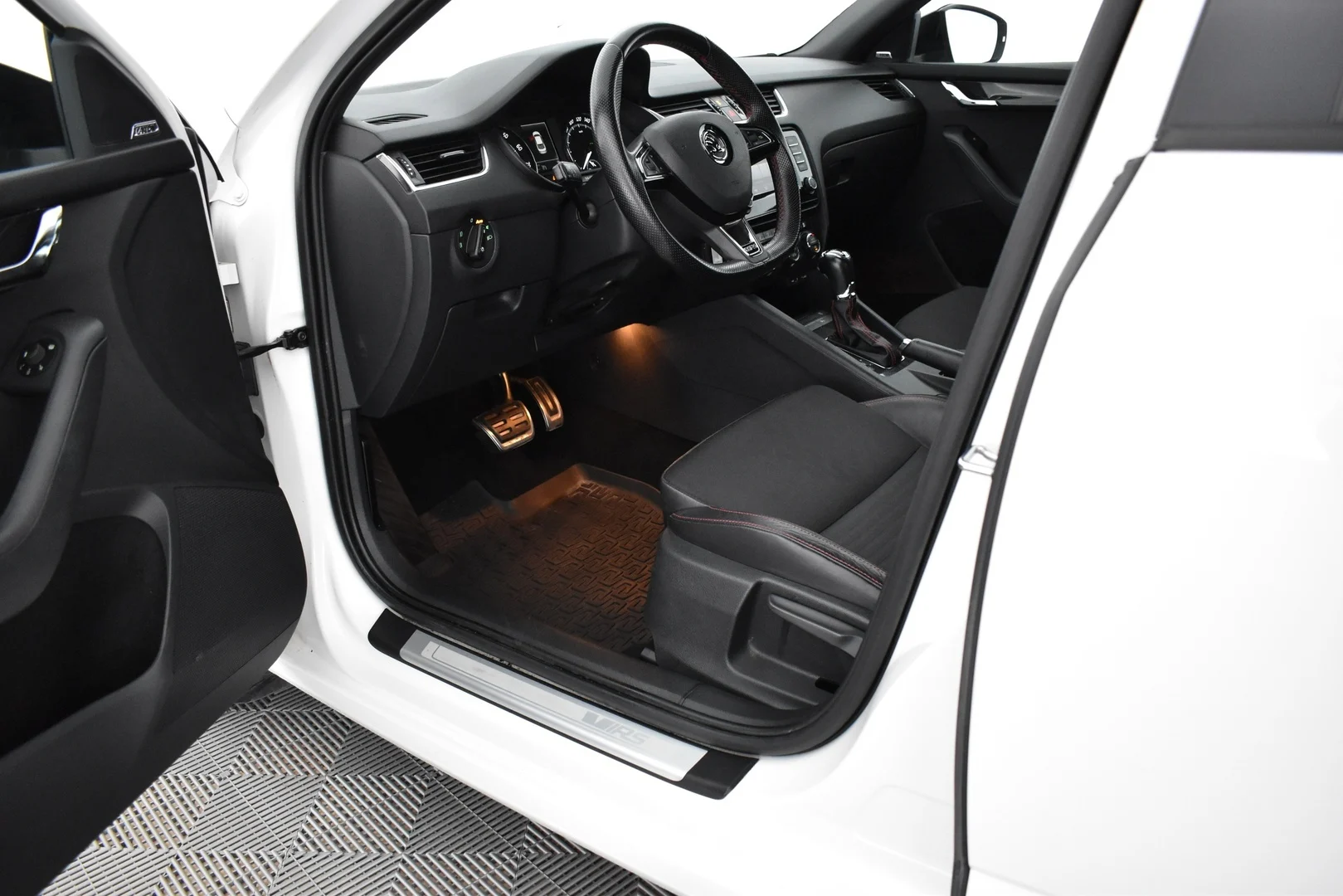 Car Image - 4llHYZdm17tVFqPMesOGnv