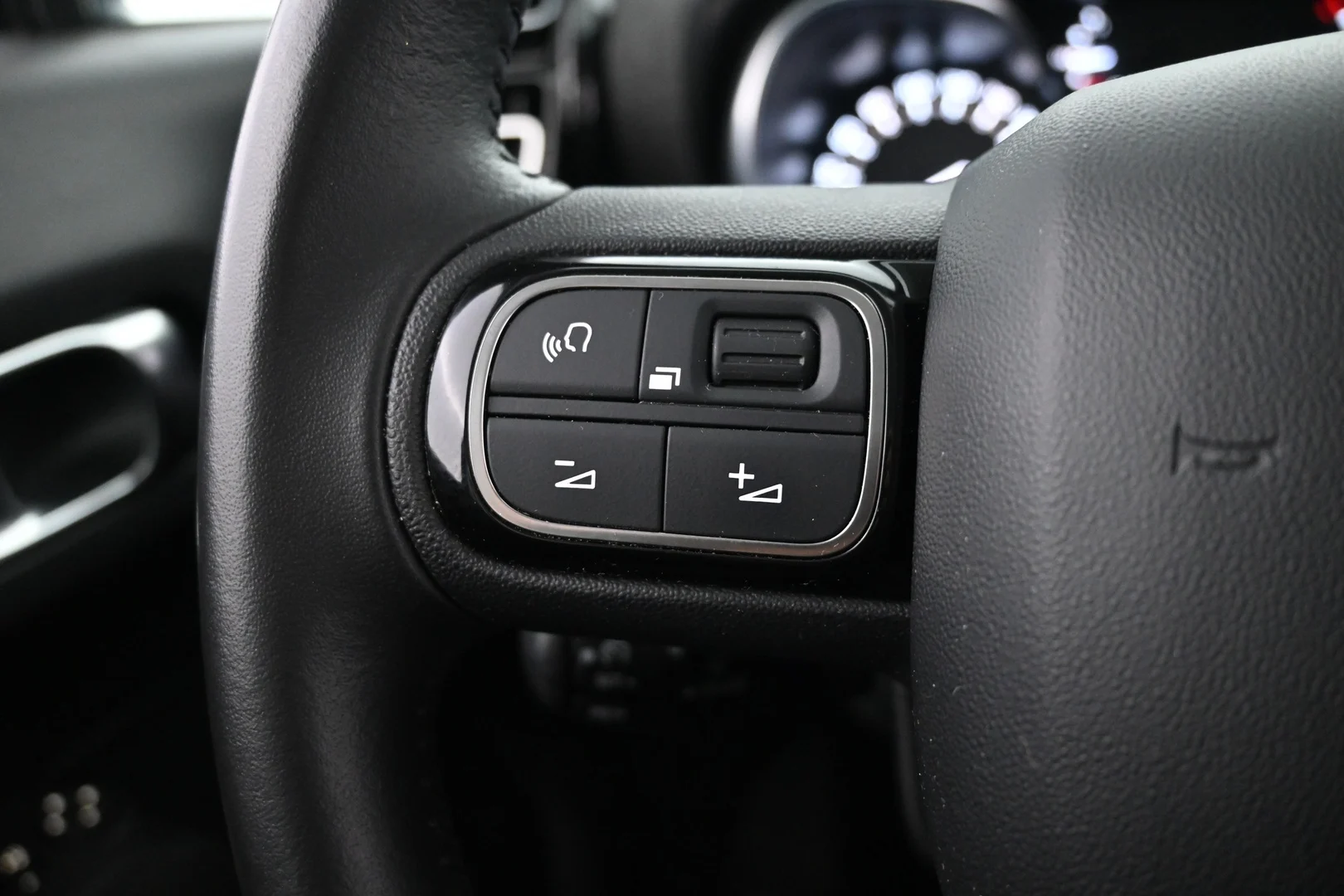 Car Image - 1VHpkU5oBKlw3xGPzK484f