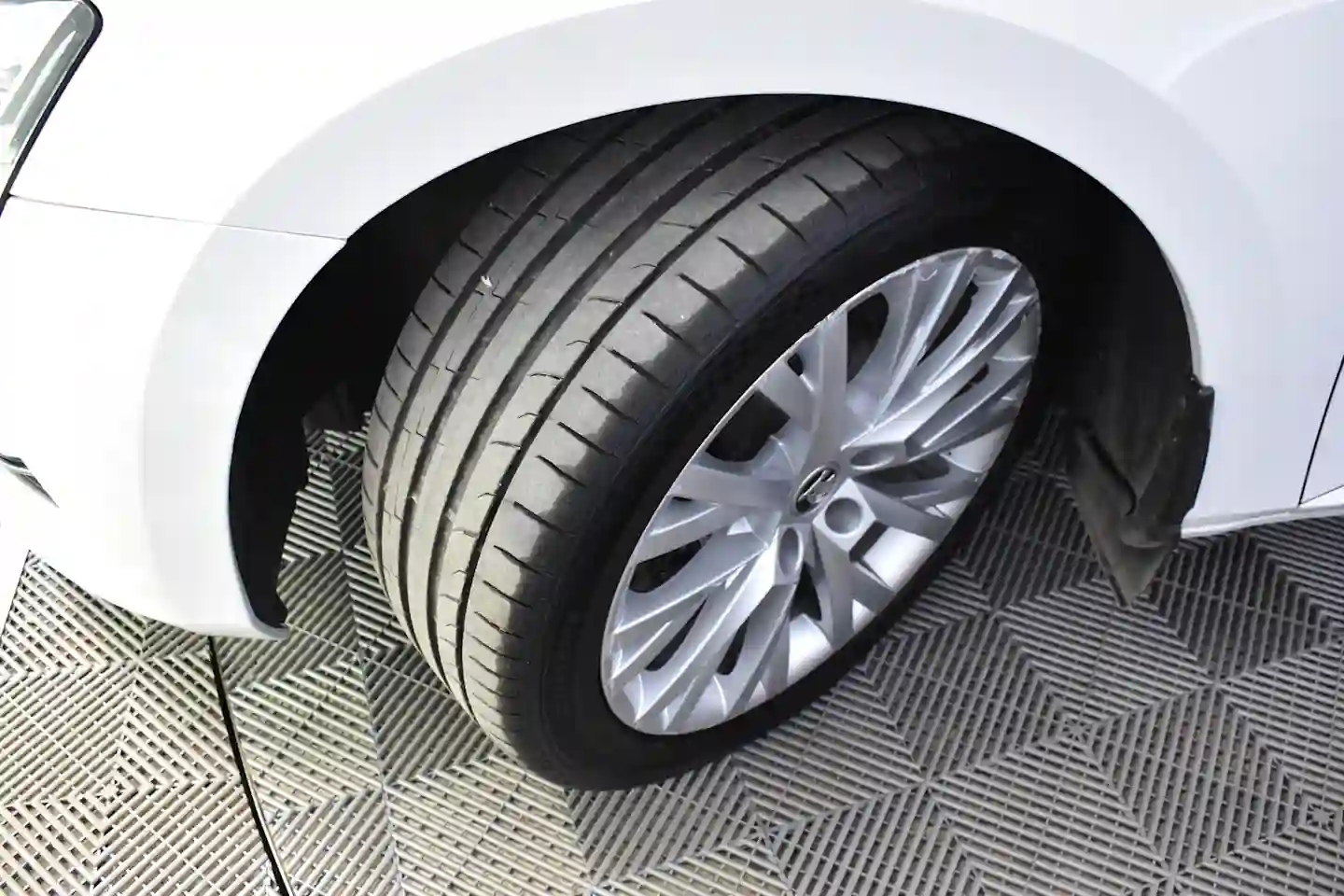 Car Image - 1ppMhnNLcfkB6NYqHdQyeJ