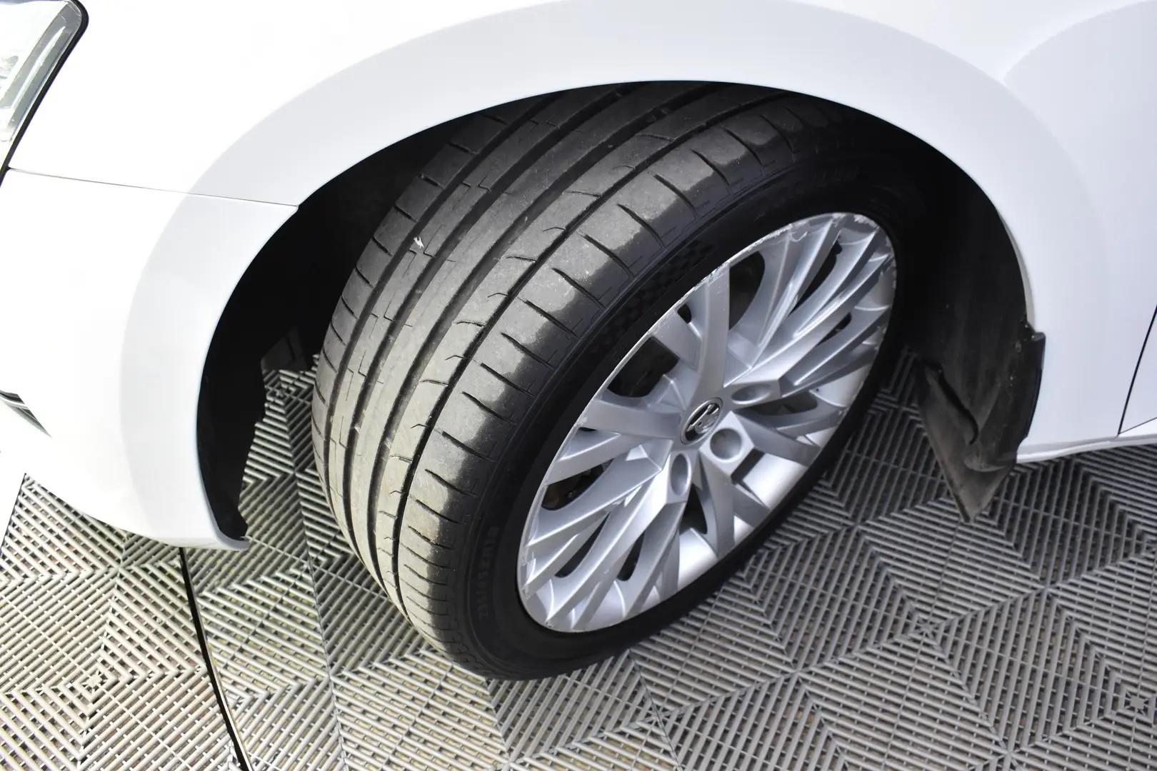 Car Image - 1ppMhnNLcfkB6NYqHdQyeJ