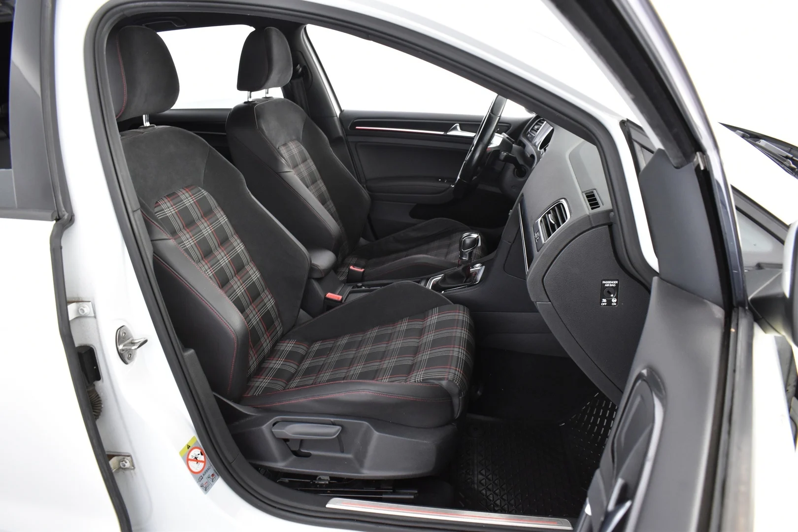 Car Image - DtjNRhx7YkwiwWnFYq6a2