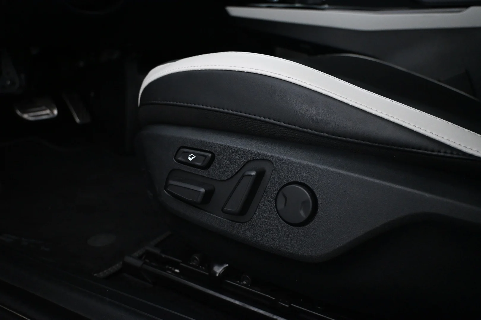 Car Image - L9WmIrGBkvhgJWgsVeCSN