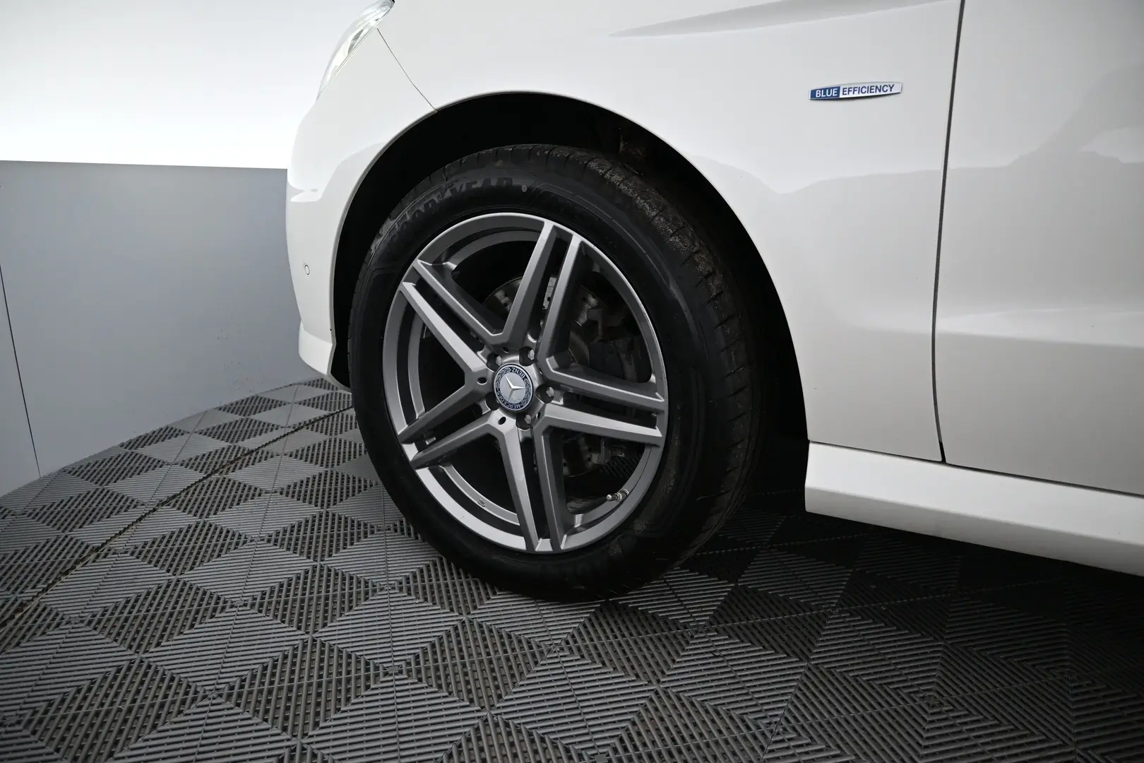 Car Image - 2H32mxr6qkgfHvuxbibUSz