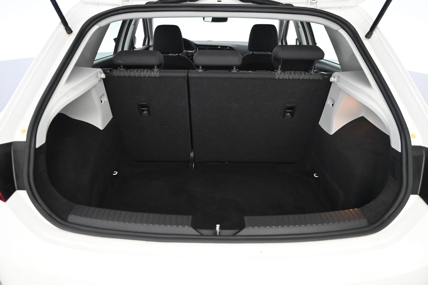 Car Image - 6UvSLDv4VnoxgxUdXFk1hZ