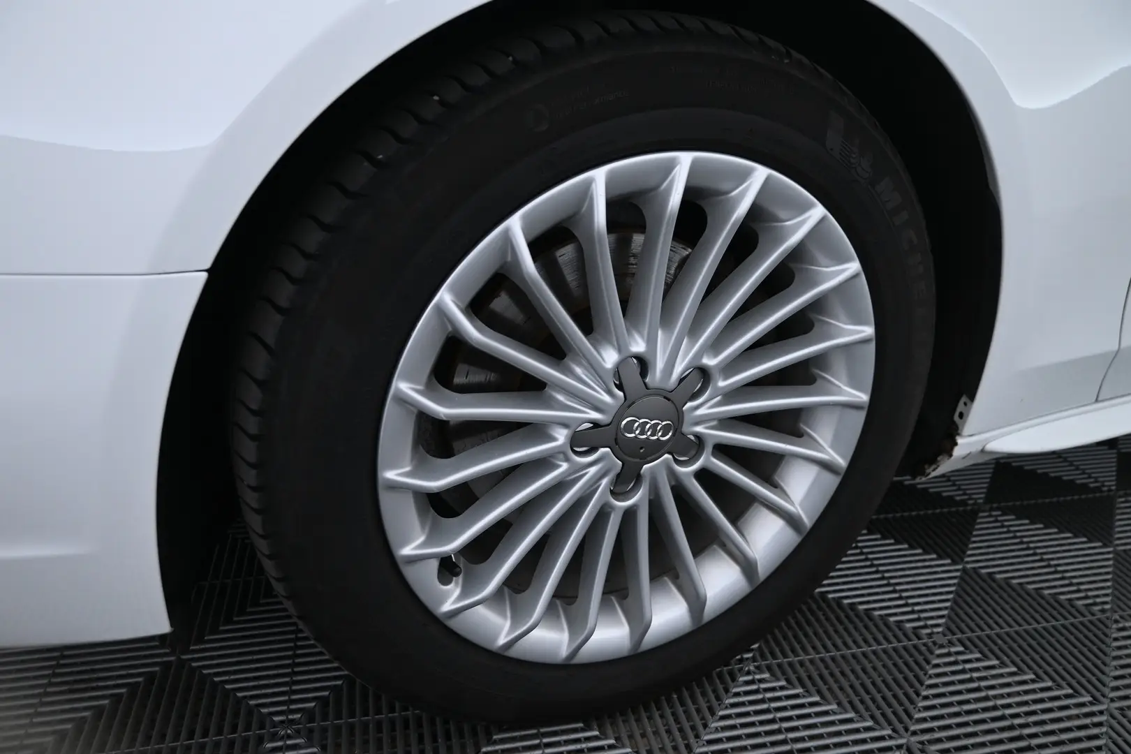 Car Image - 1hcHgq3bAax6OQIHC57EY2
