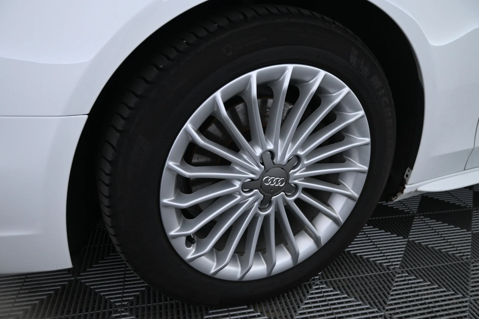 Car Image - 1hcHgq3bAax6OQIHC57EY2