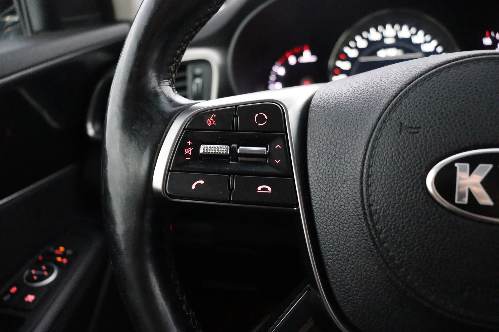 Car Image - 3xN2OIvzRXBdMrvvrc1oC6