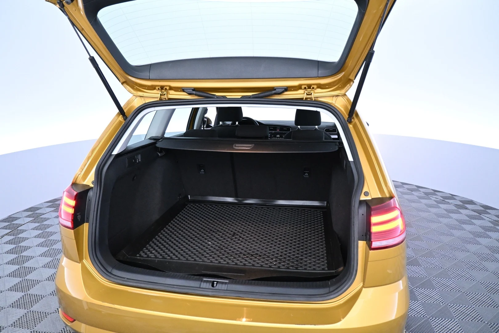 Car Image - 4LzmekYfVATaCFM9r6s4CZ