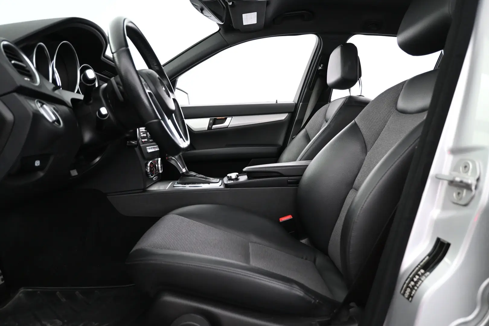Car Image - 4wn4UNkQovGKzt0R9hqdDf