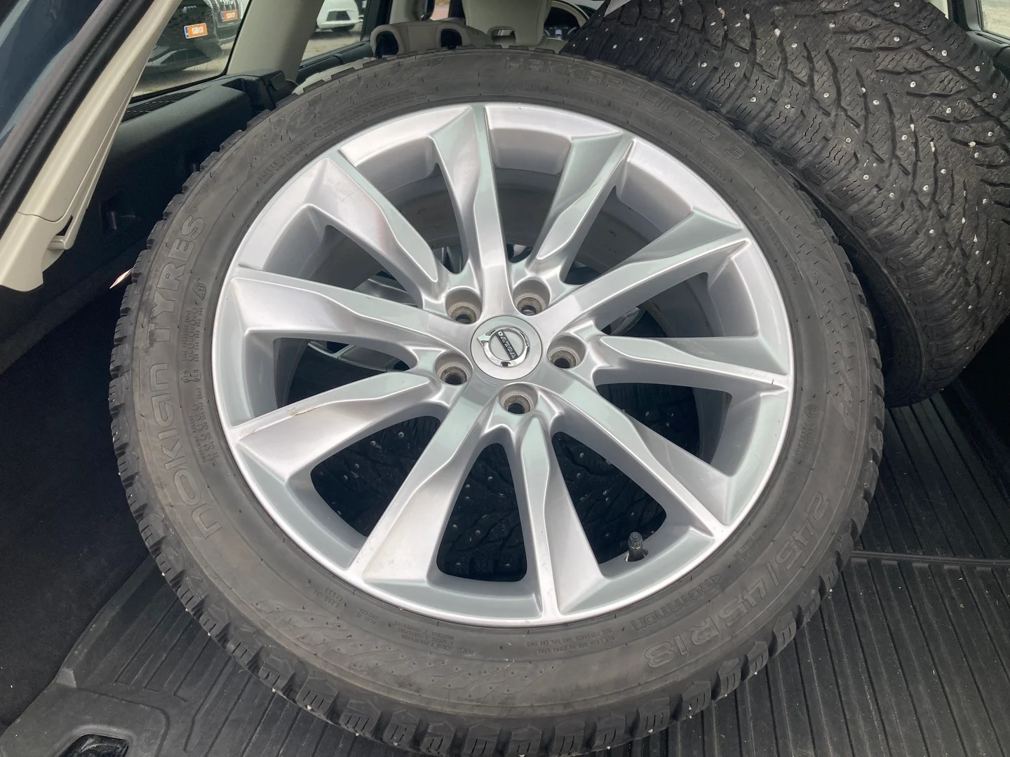 Car Image - 6iL4nPhr9tCnTl8vwLKTCo