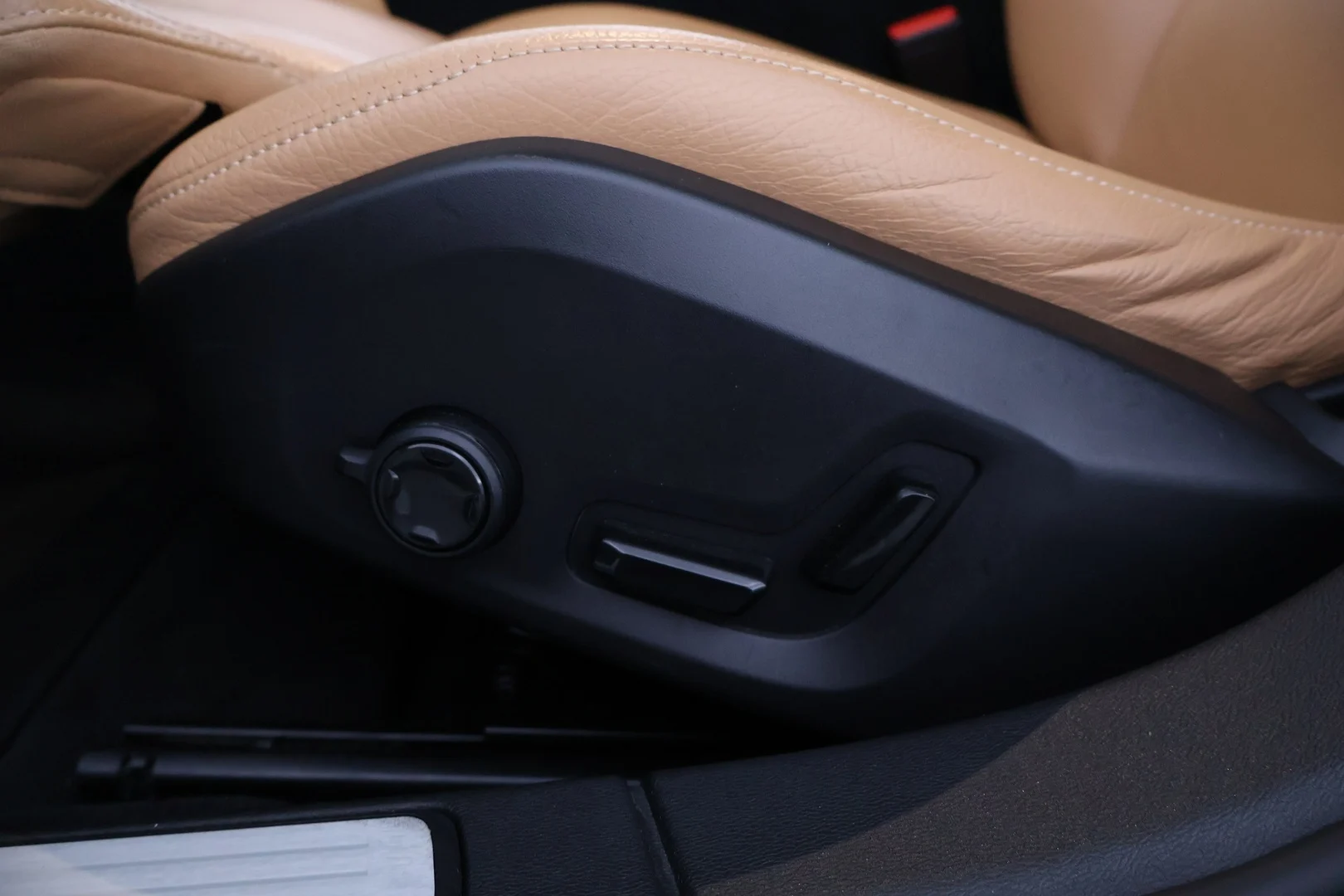 Car Image - 4iNT6MZbniRV0sRoLJpBFn