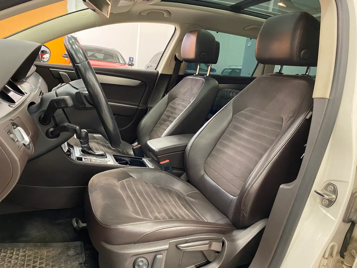 Car Image - 5cVqY1iJ1jtSrhnDeU2JNG