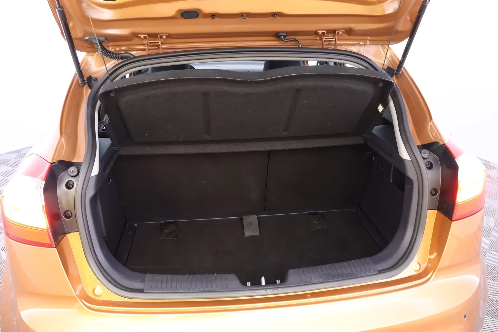 Car Image - j9L2AtVIp4caj3RrIkMXH
