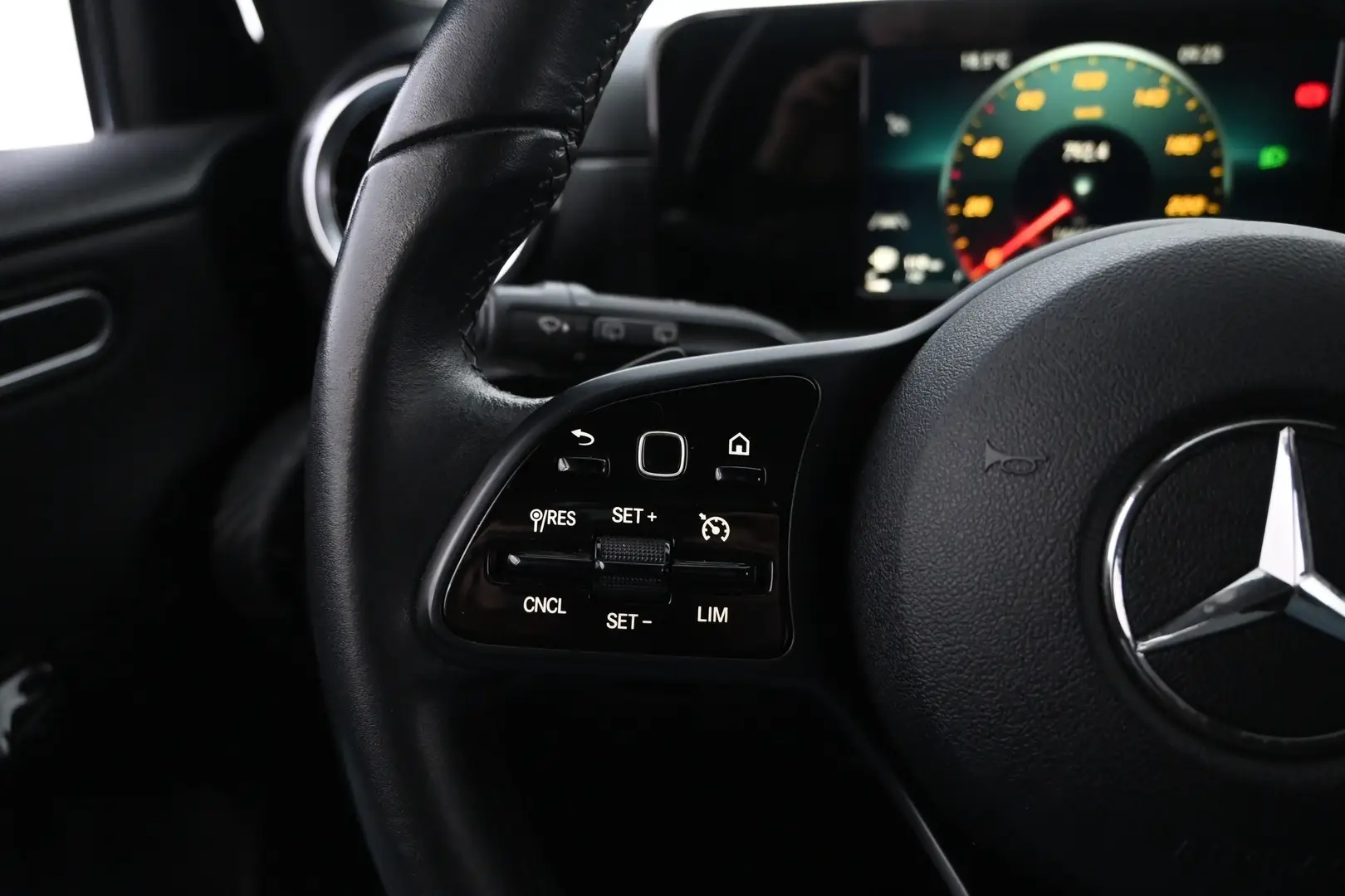Car Image - 320SDl3N6kqdUKHmATjH3c