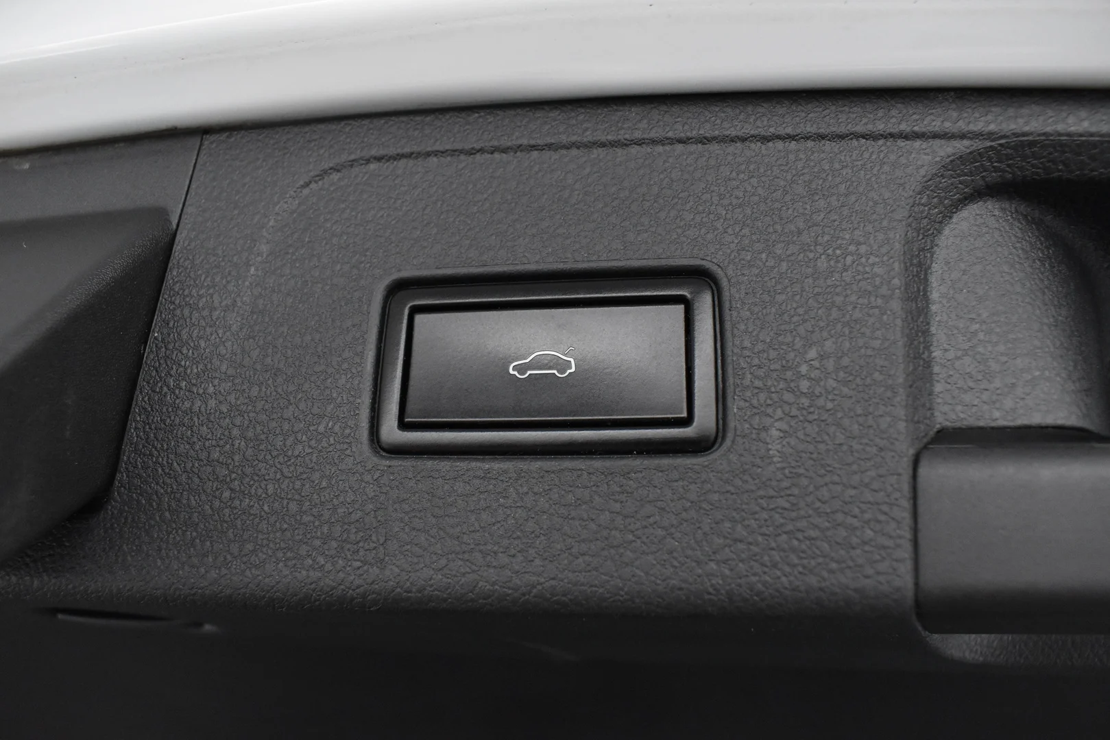 Car Image - 5yuLma4JKSUrlh88zR7KRW