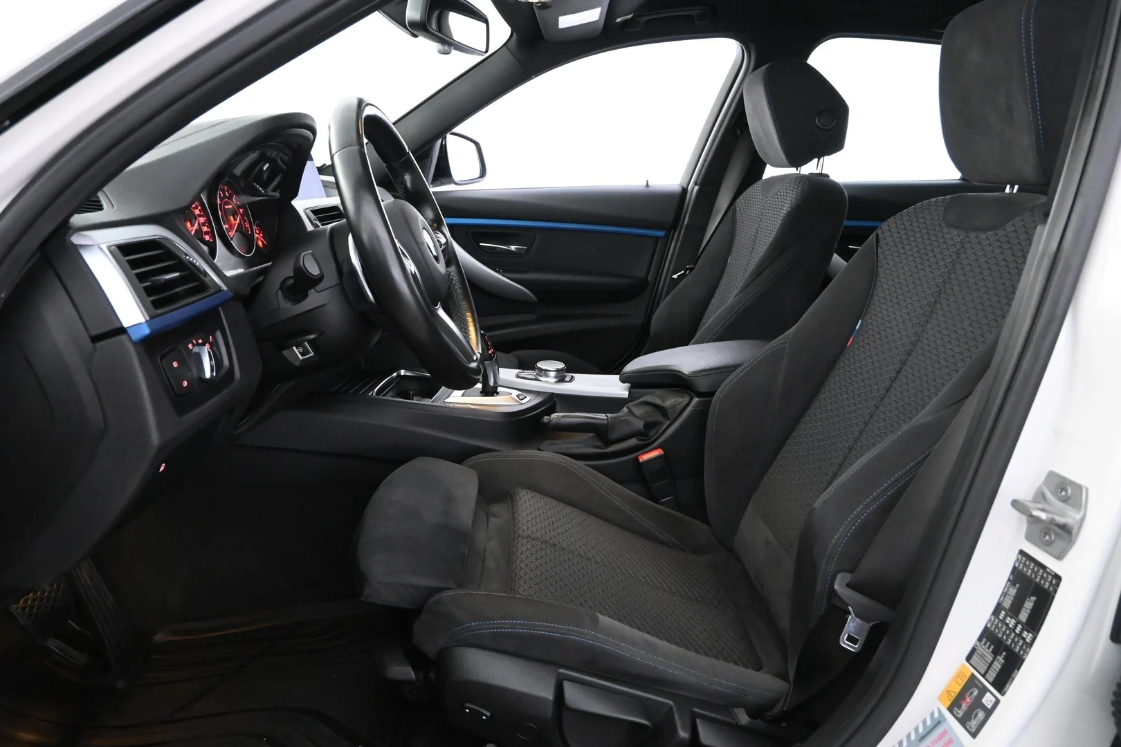 Car Image - 37dHMOSiu8qbABgxg9GzKp