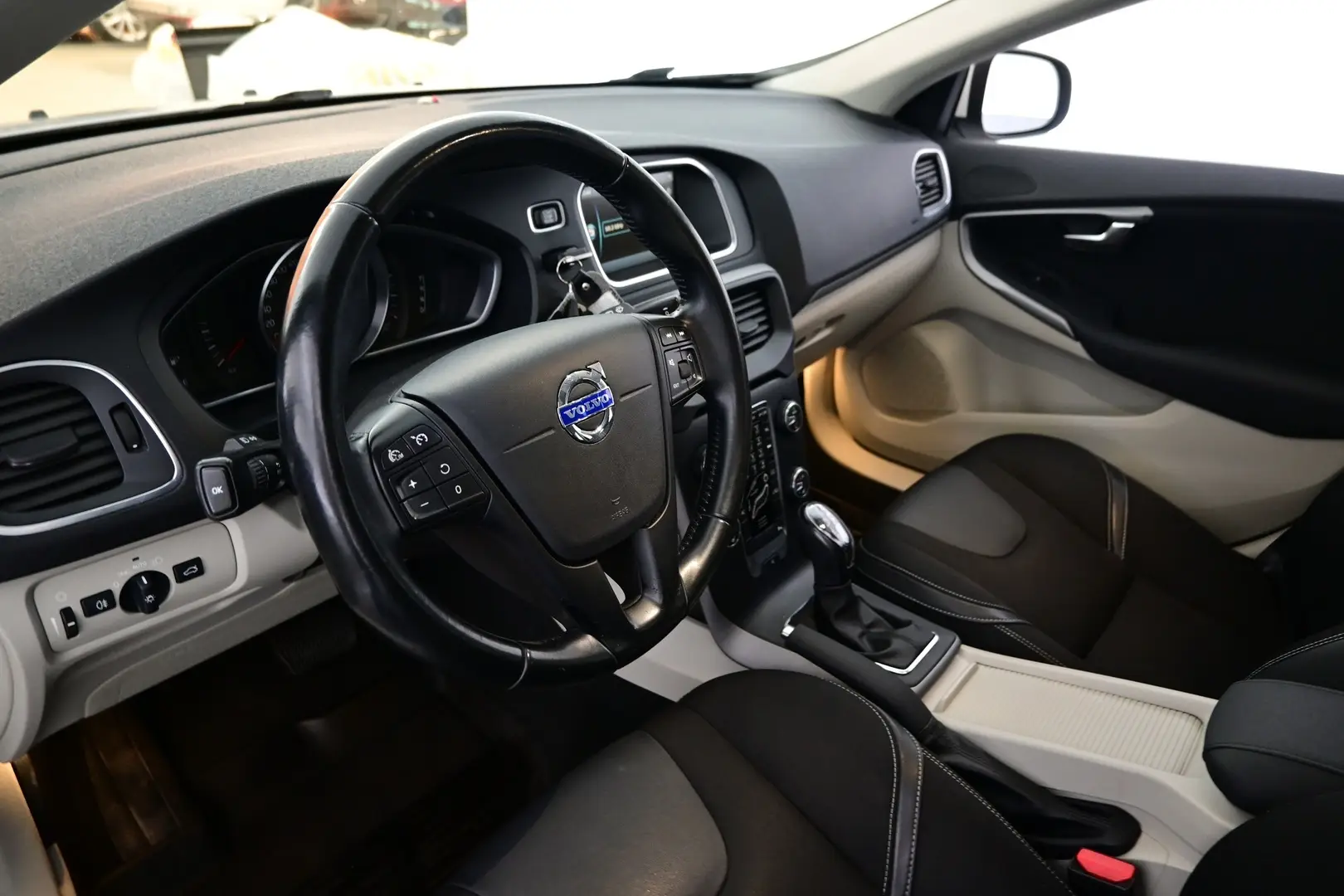Car Image - al0lbAPHp4pKqLP6kXmsB