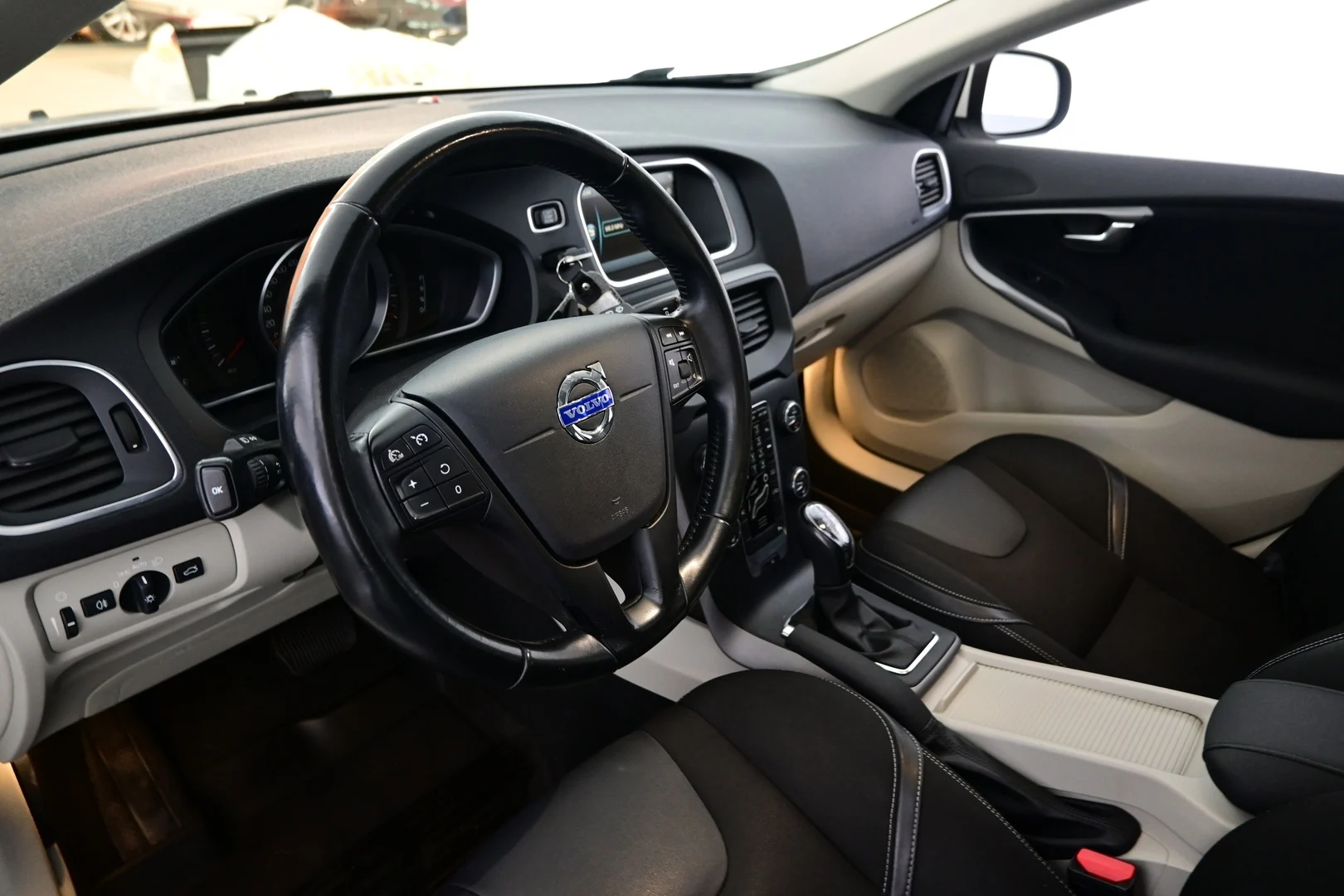 Car Image - al0lbAPHp4pKqLP6kXmsB