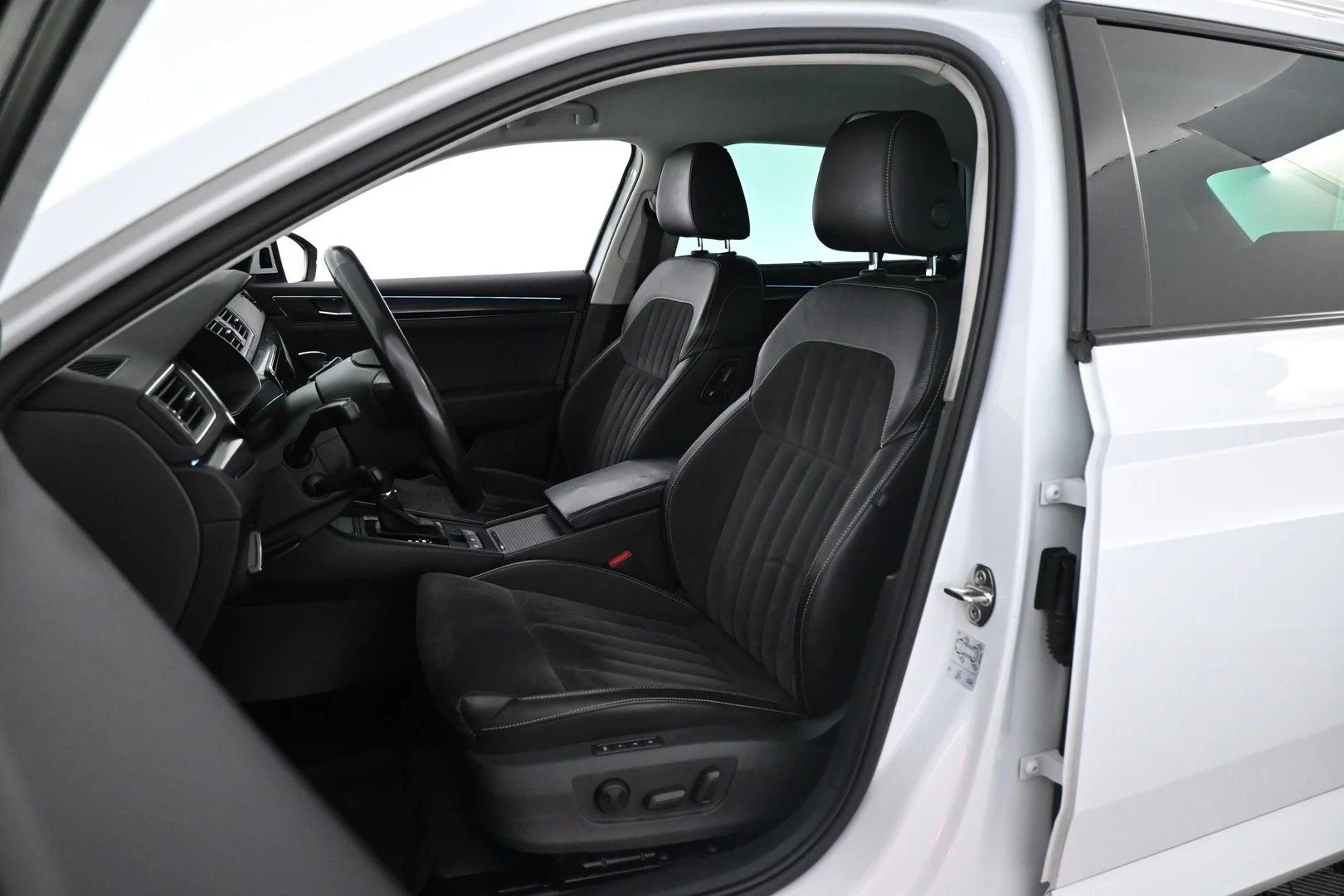 Car Image - 4l6YiS1ywvjkikTaTvpOq8