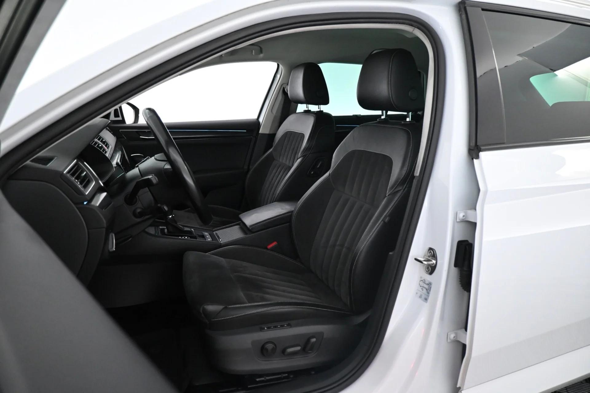 Car Image - 4l6YiS1ywvjkikTaTvpOq8