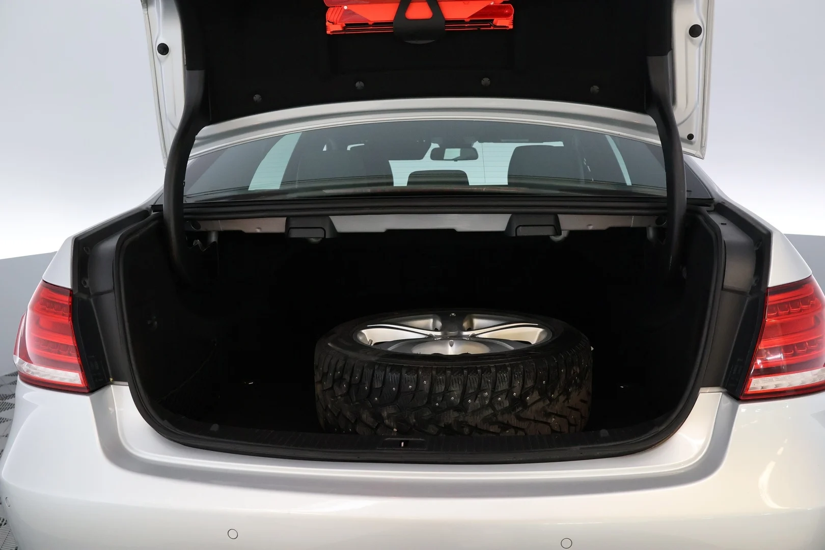 Car Image - 41RYYSKXCSyYAAV9ew97XX