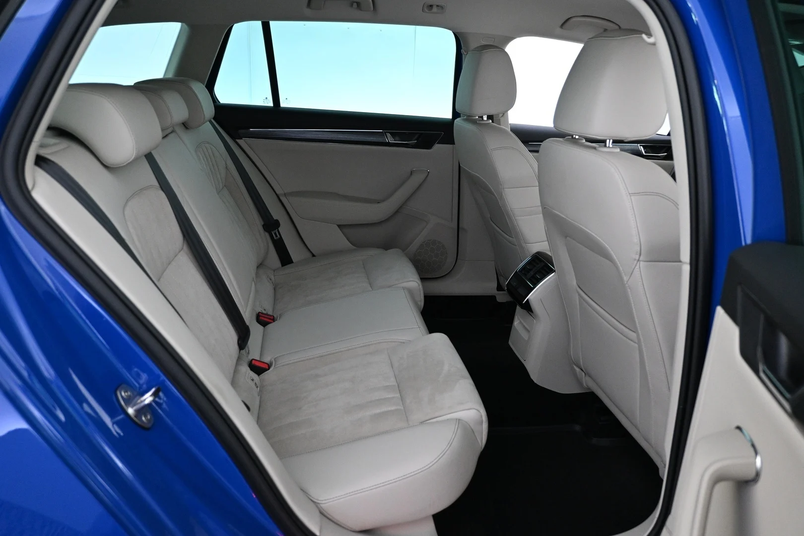 Car Image - oDLuDpchD0KMGrIewqj9K