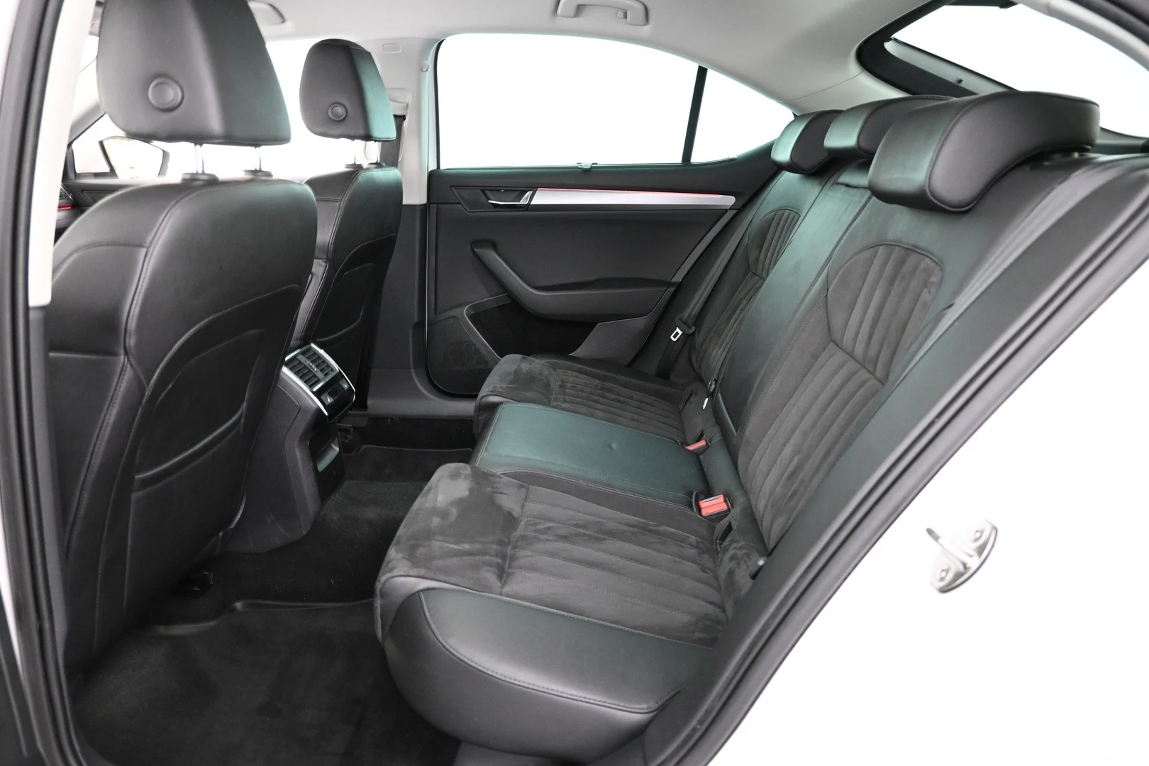 Car Image - 5j9uRxQ9IPiWzGhajdBg4W